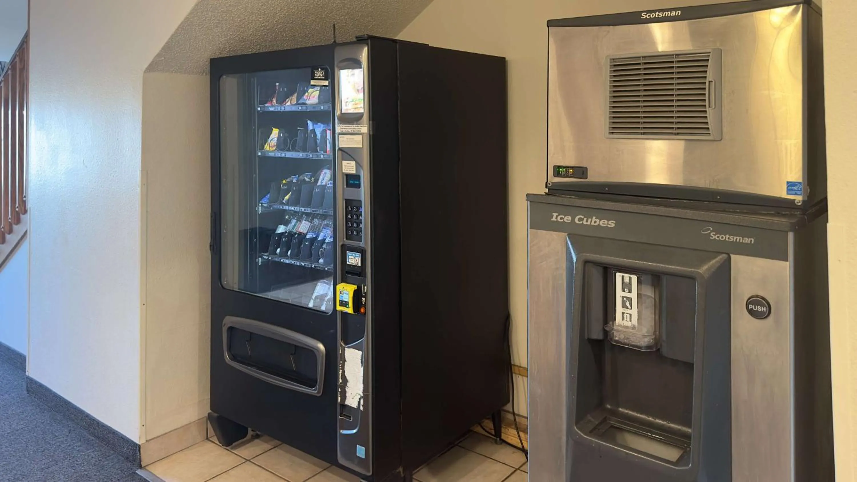 Property building in Motel 6-Waterloo, IA