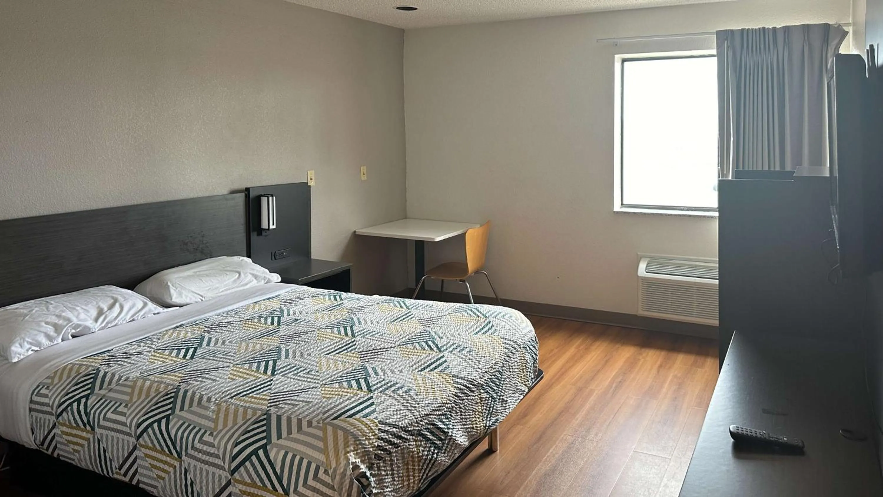 Bedroom, Bed in Motel 6-Waterloo, IA