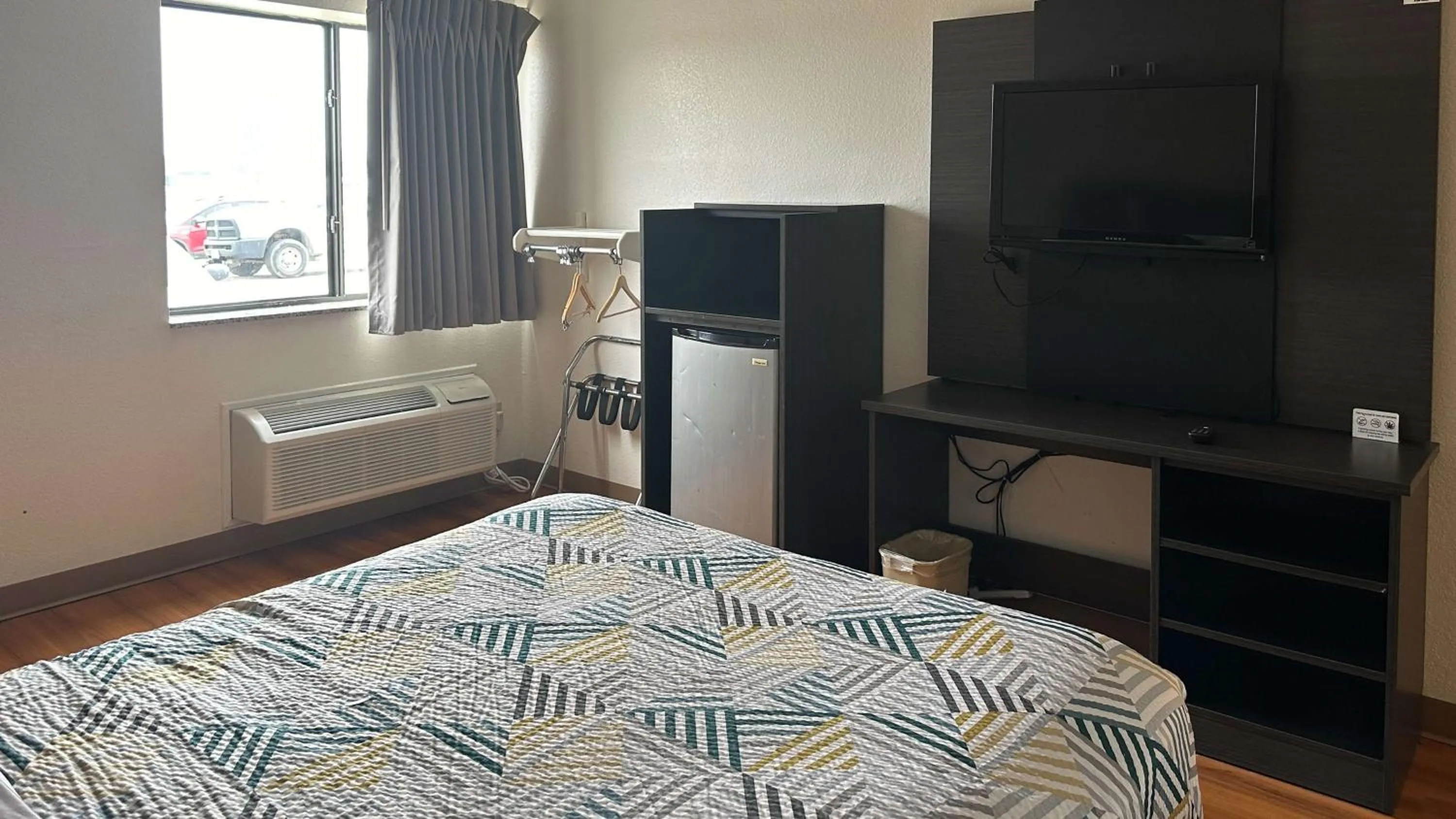 Bedroom, Bed in Motel 6-Waterloo, IA