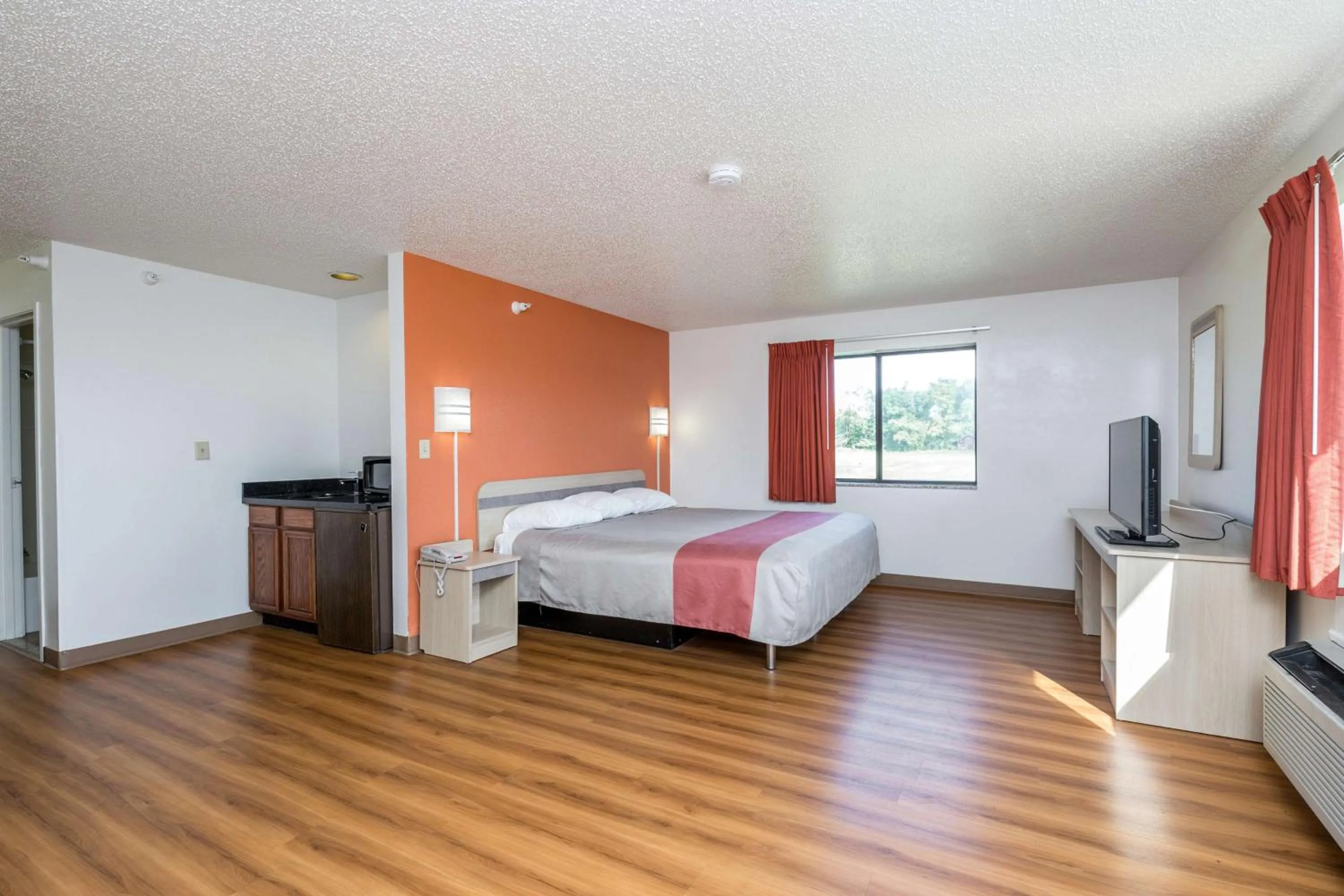 TV and multimedia, Bed in Motel 6-Waterloo, IA