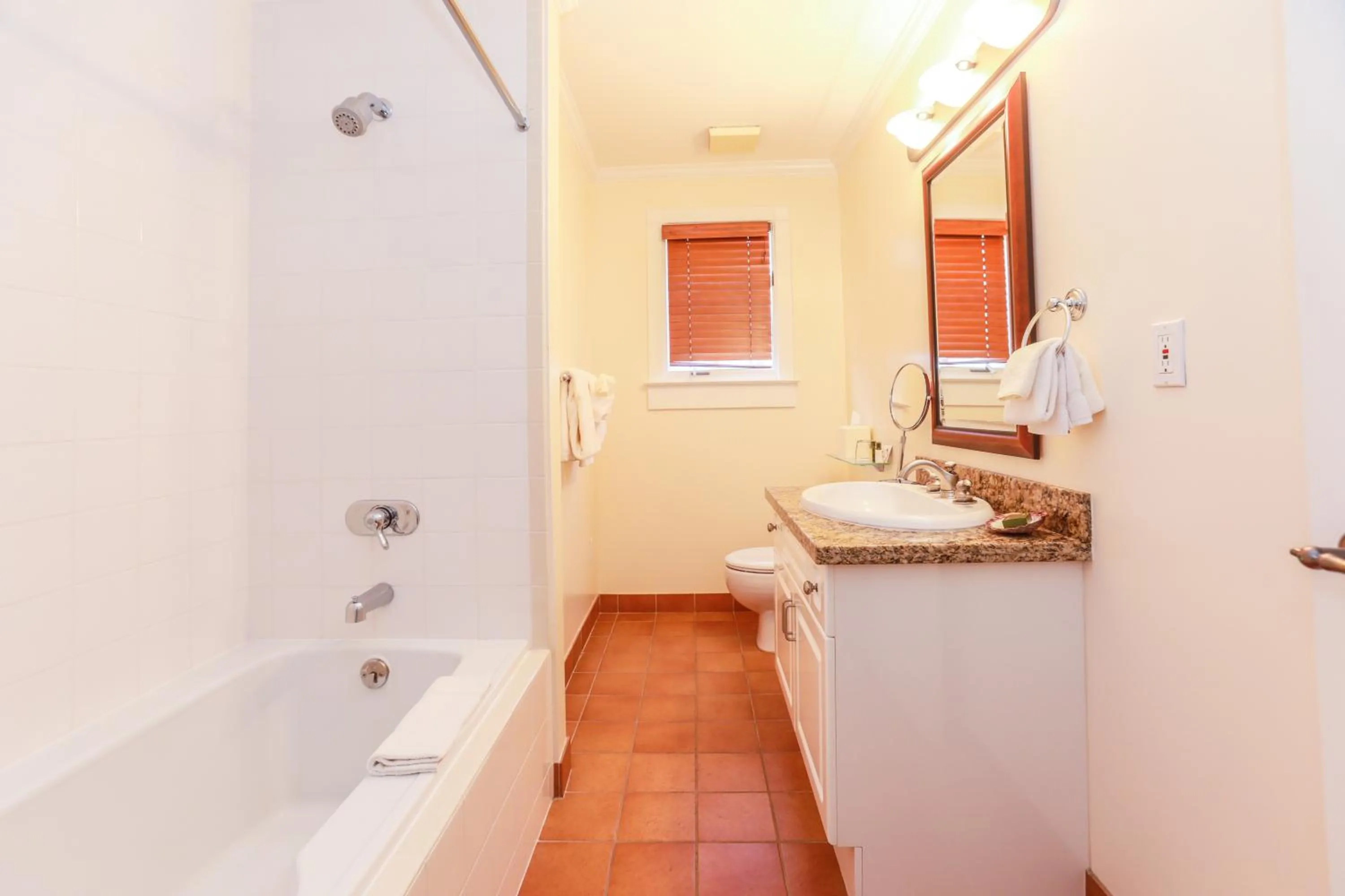 Shower in Poets Cove Resort & Spa