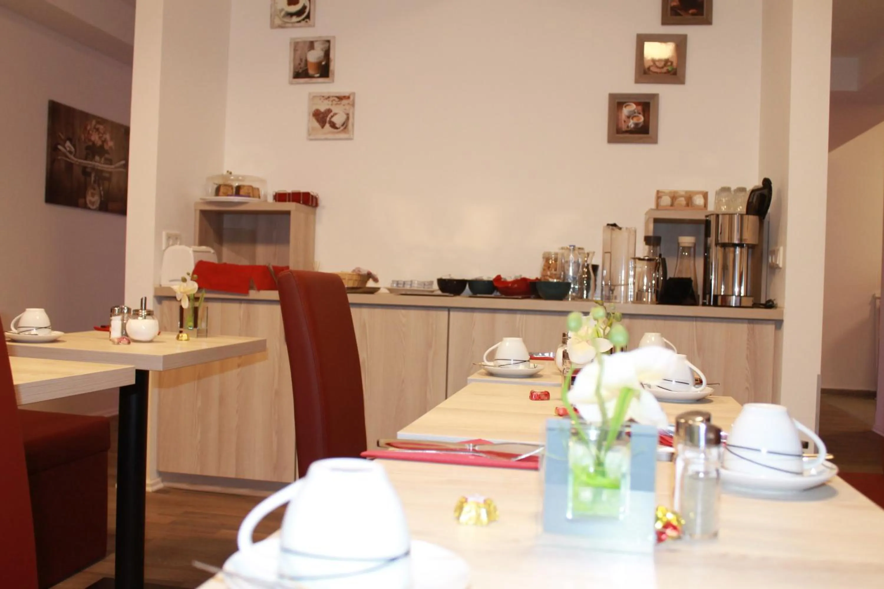 Food and drinks in Pionier Hotel Hamburg Wandsbek