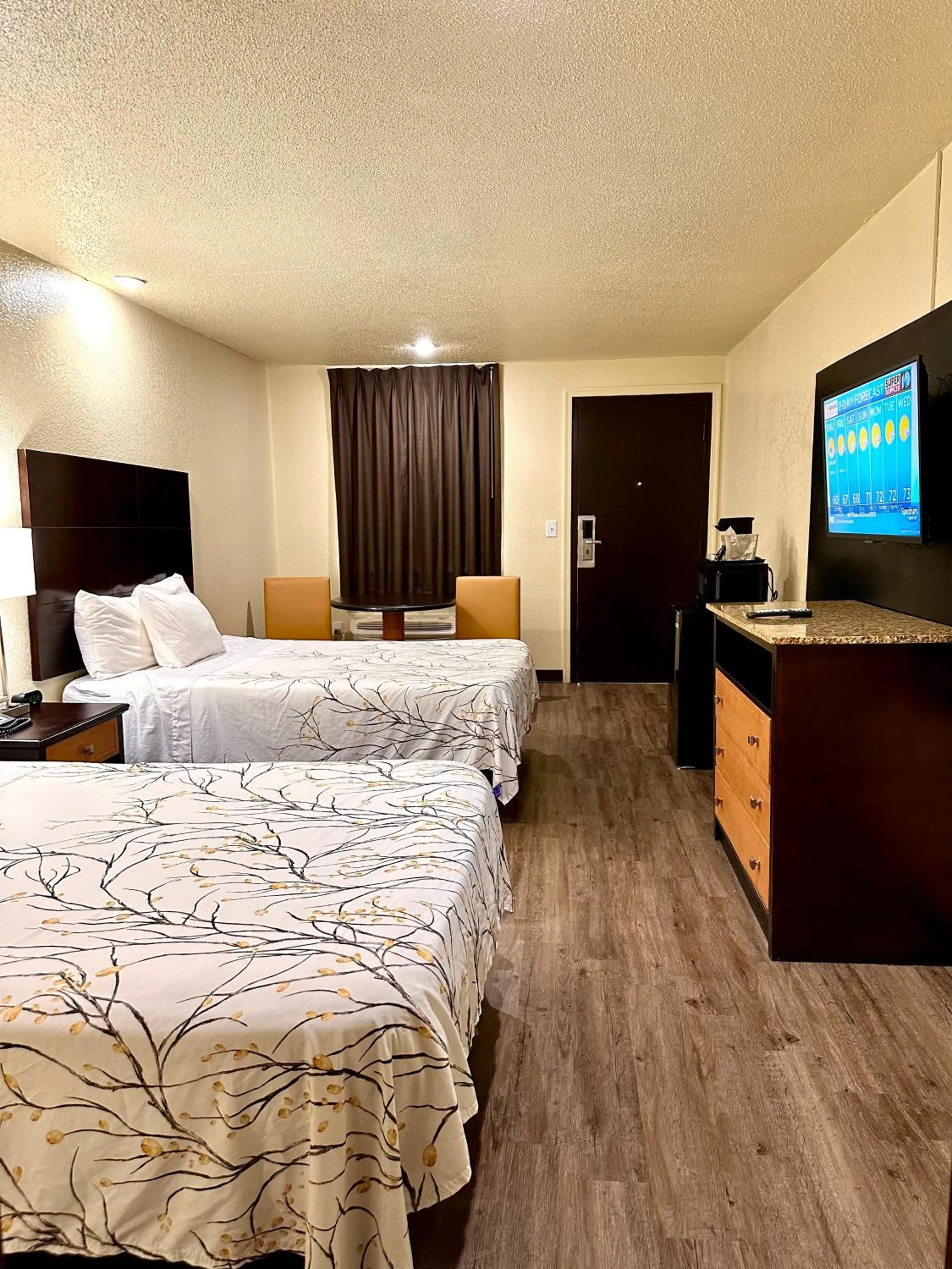 Bed in Travelers Inn Elizabeth City