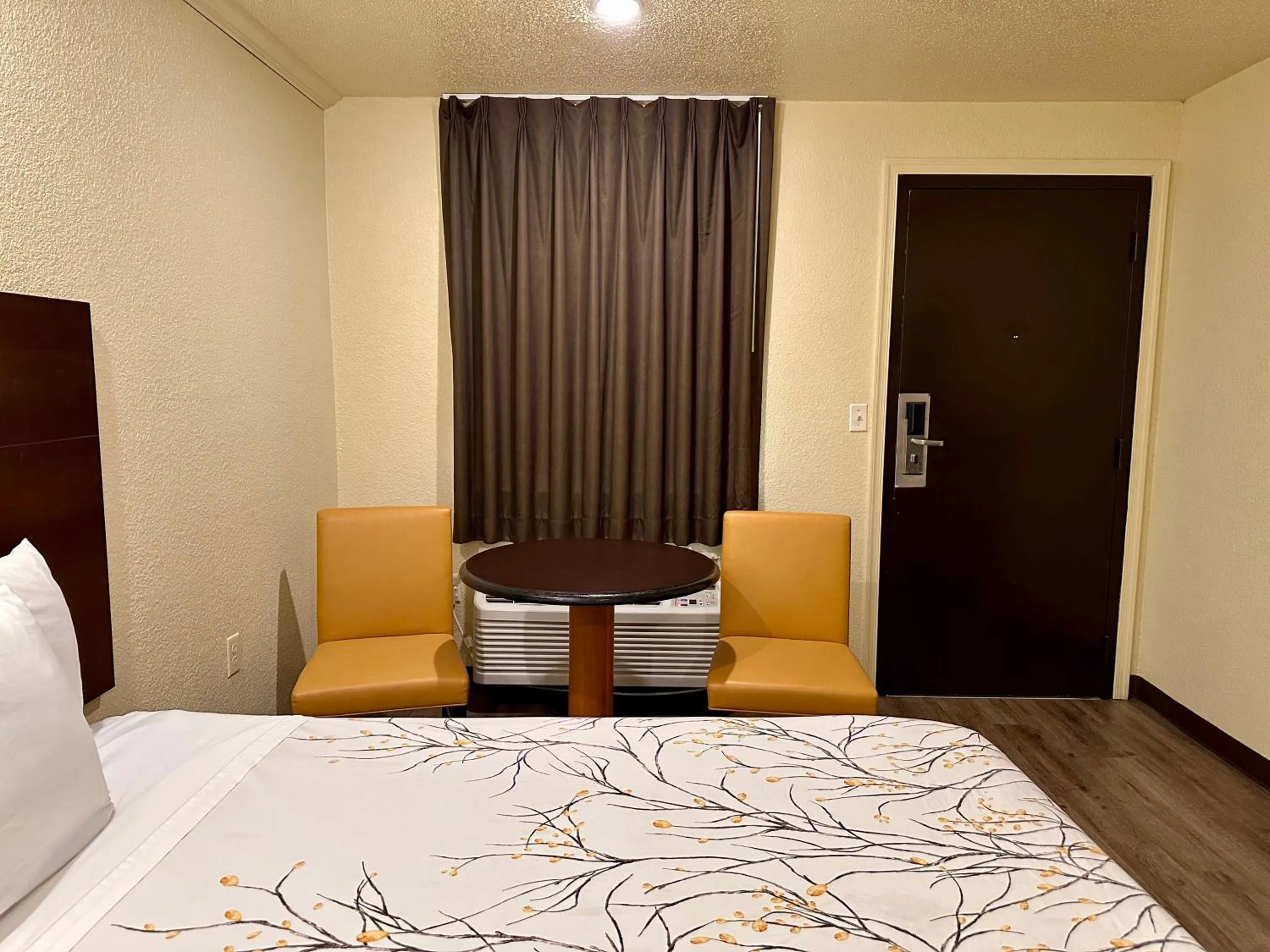 Bed in Travelers Inn Elizabeth City