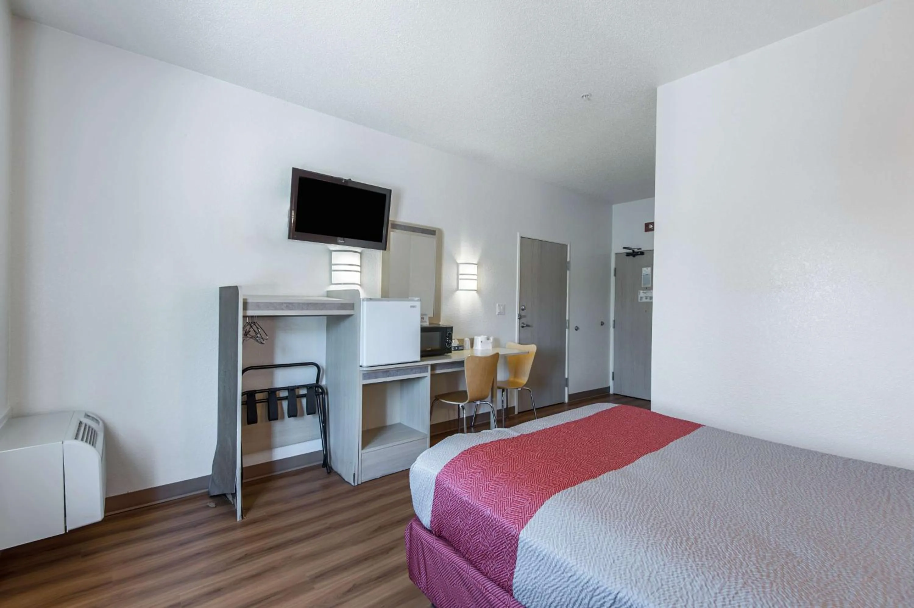 Photo of the whole room in Motel 6-Junction City, KS