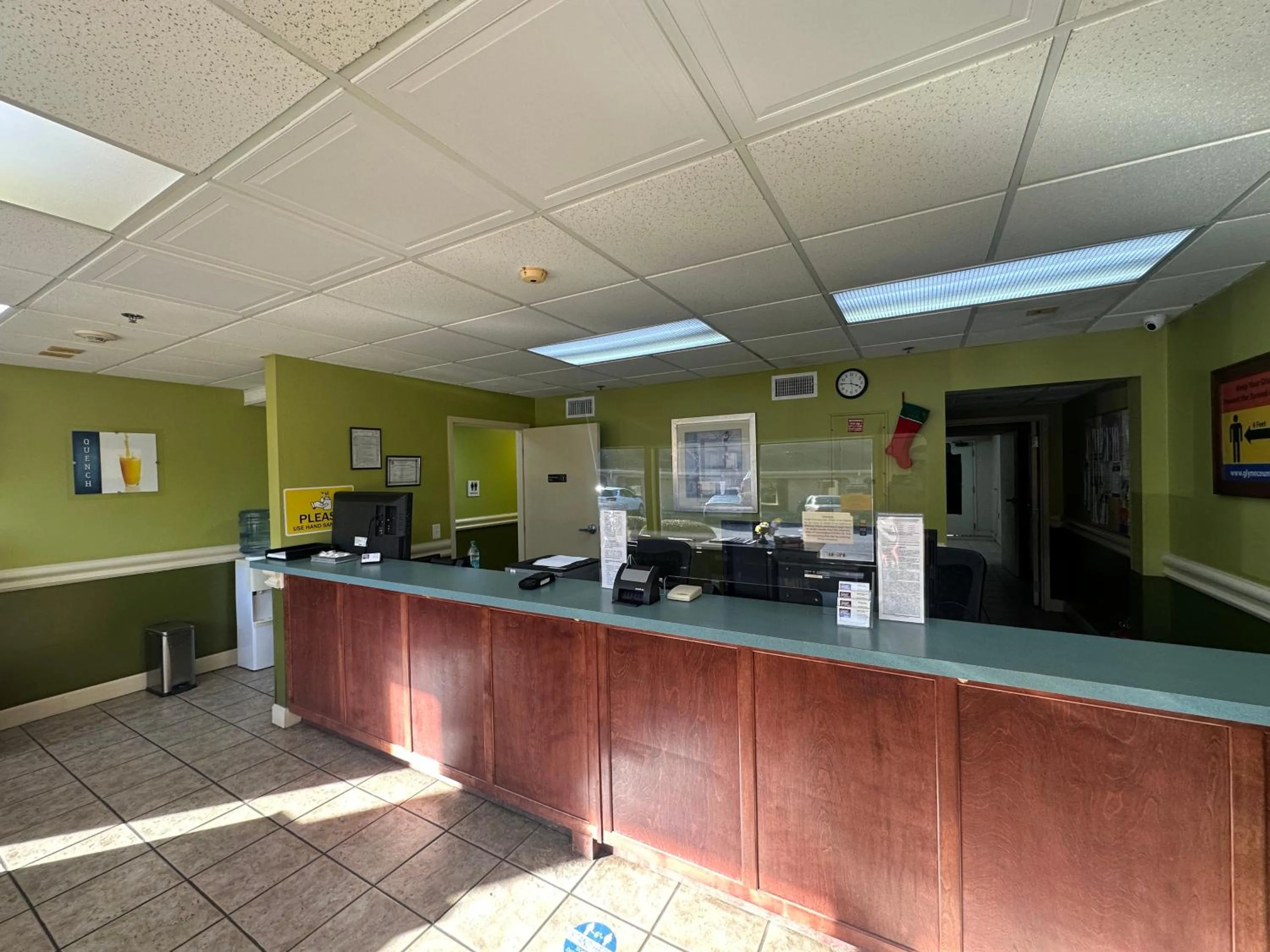 Lobby or reception in Guest Cottage & Suites By OYO Brunswick-Golden Isles