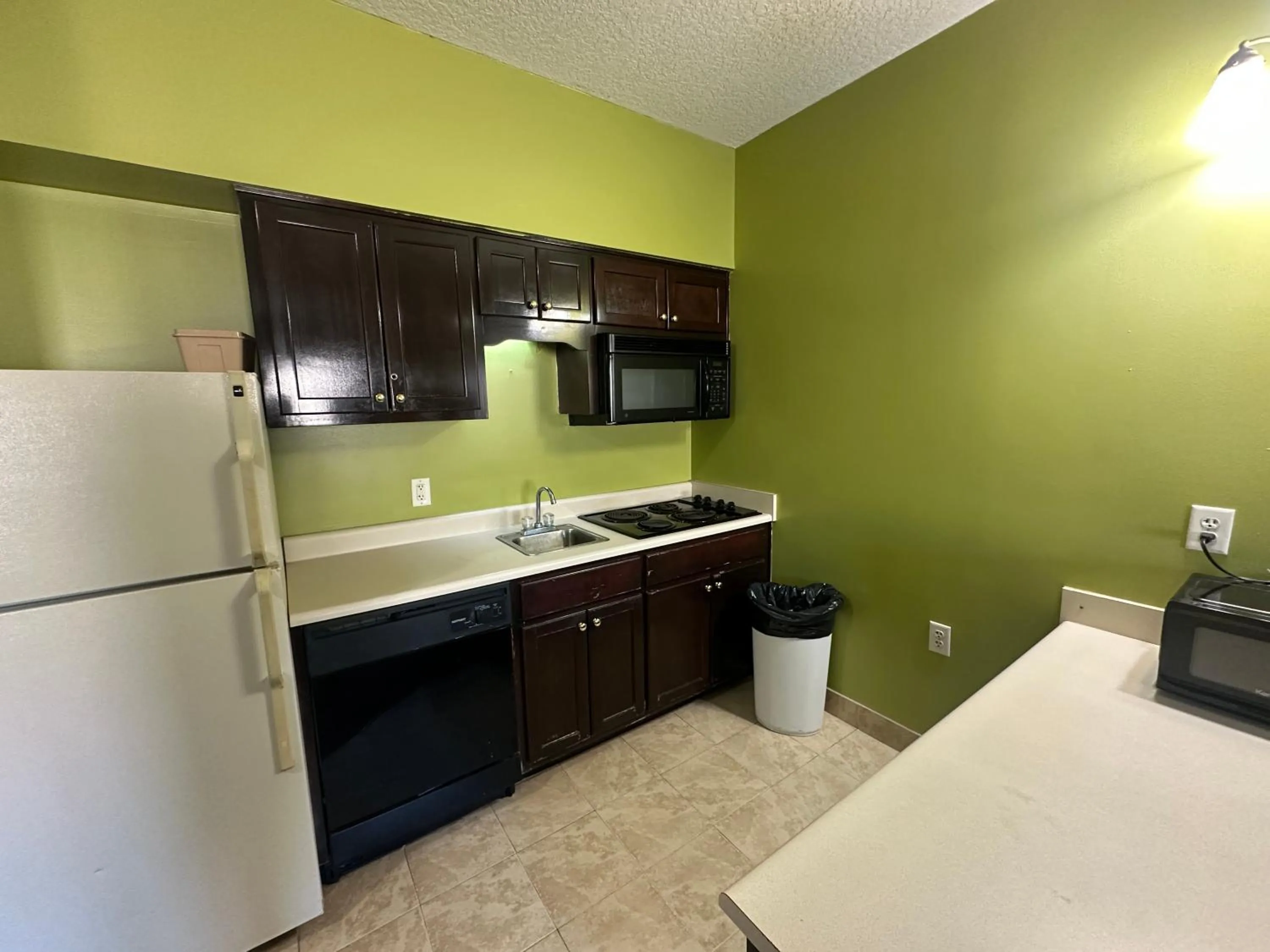 Kitchen or kitchenette in Guest Cottage & Suites By OYO Brunswick-Golden Isles