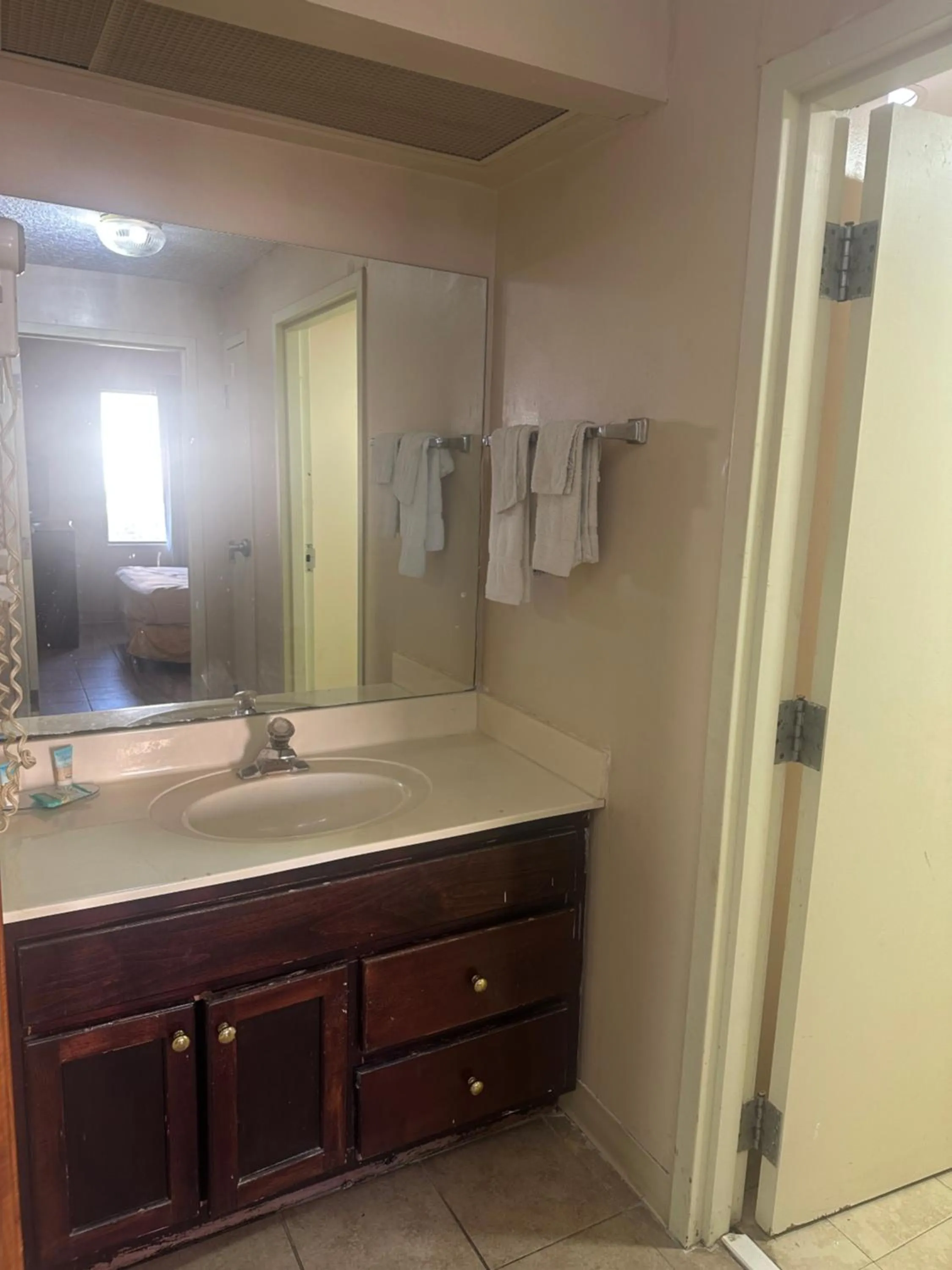 Bathroom in Guest Cottage & Suites By OYO Brunswick-Golden Isles