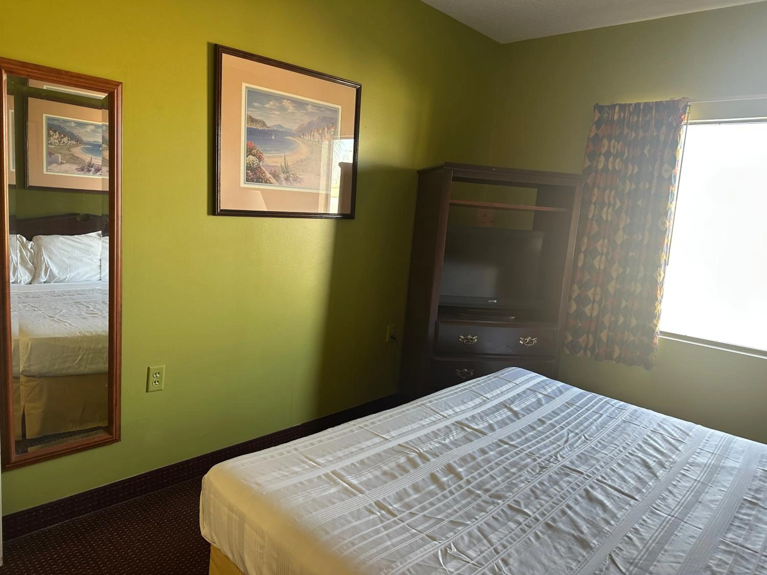 Bedroom in Guest Cottage & Suites By OYO Brunswick-Golden Isles