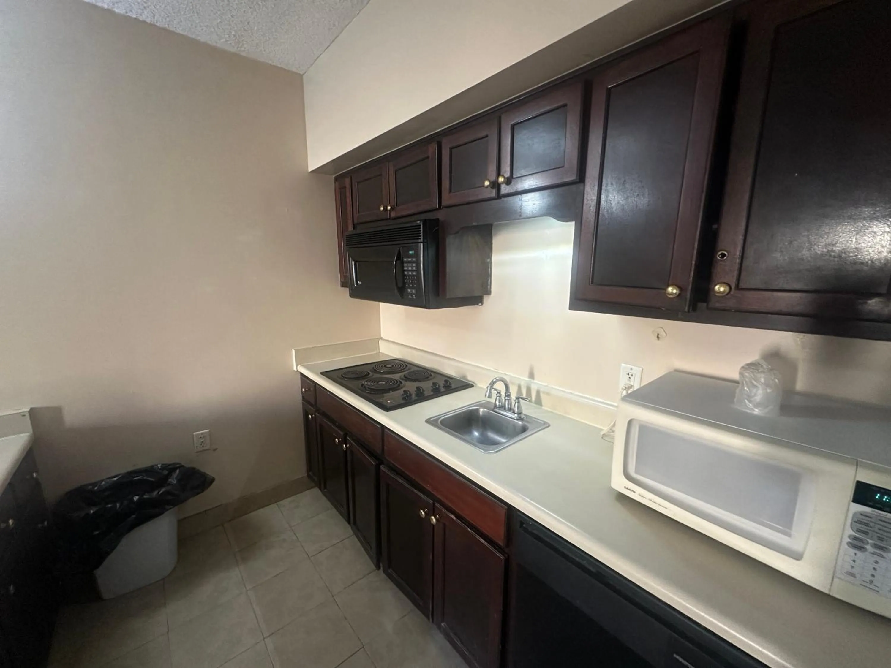 Kitchen or kitchenette in Guest Cottage & Suites By OYO Brunswick-Golden Isles