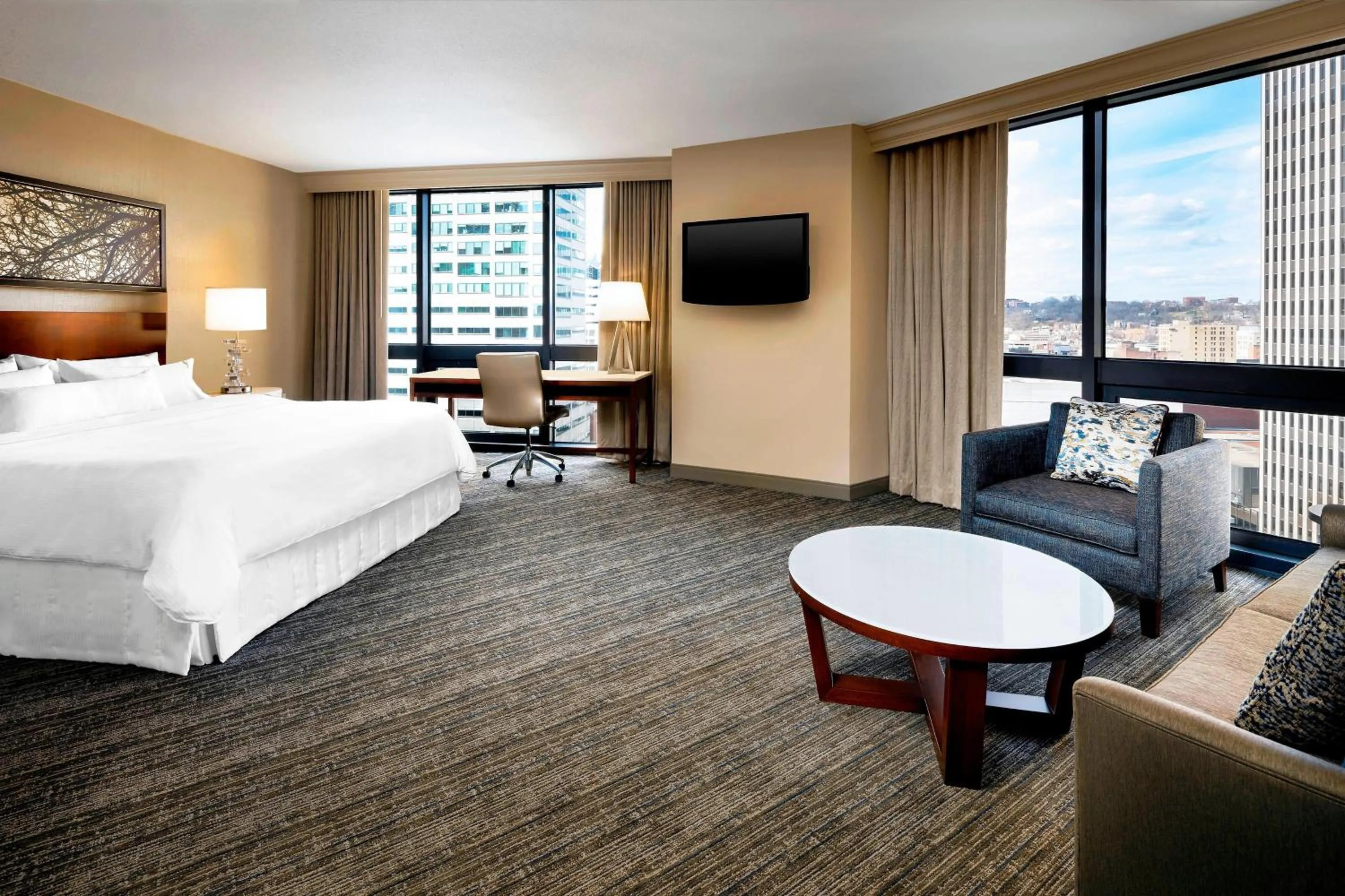 Photo of the whole room, Bed in The Westin Cincinnati