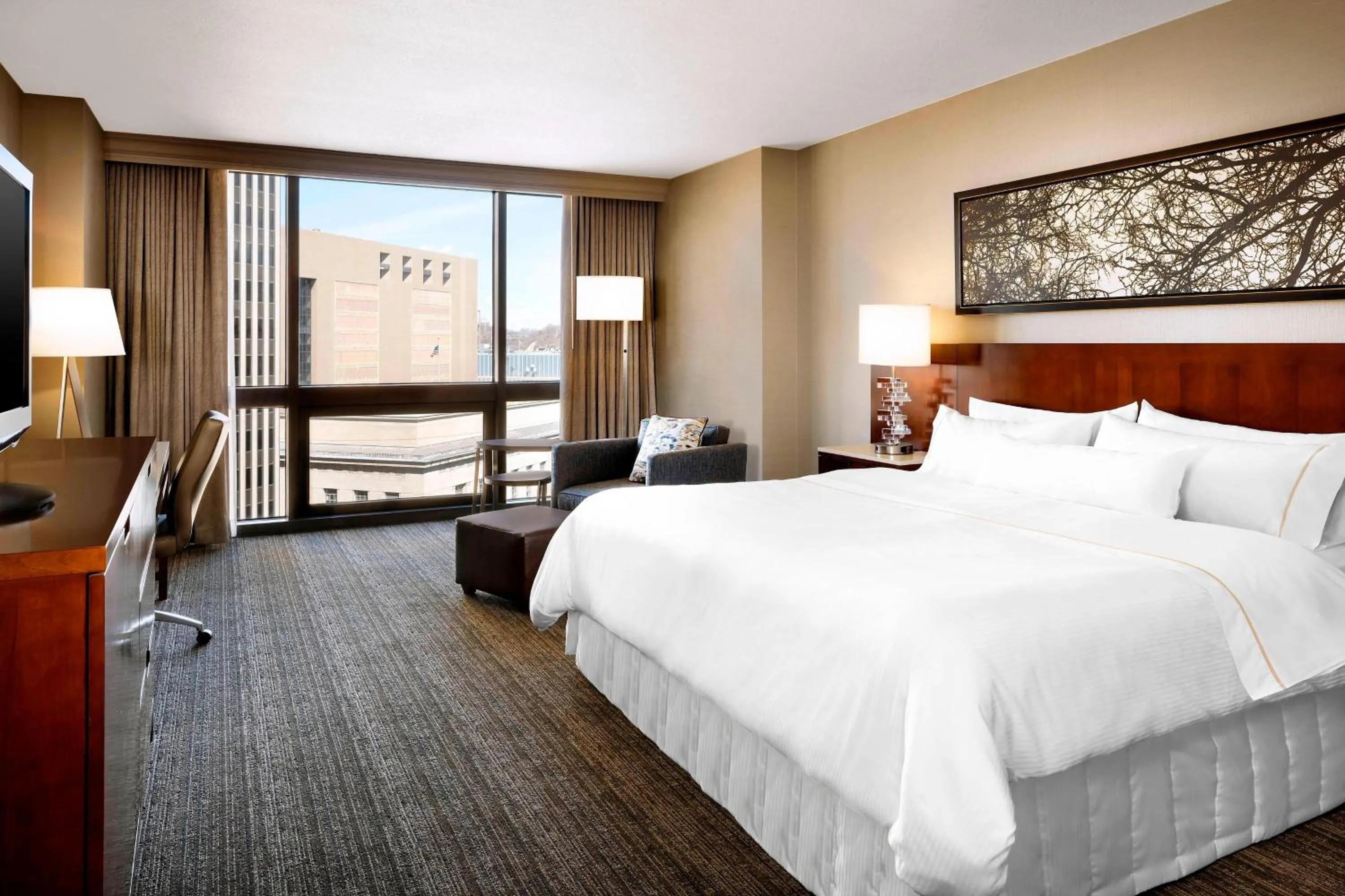 Photo of the whole room, Bed in The Westin Cincinnati