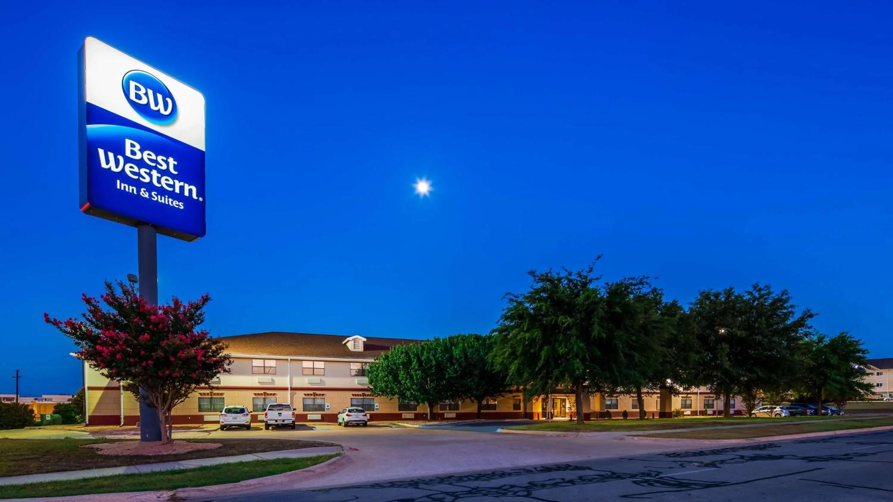 Property building in Best Western Inn & Suites