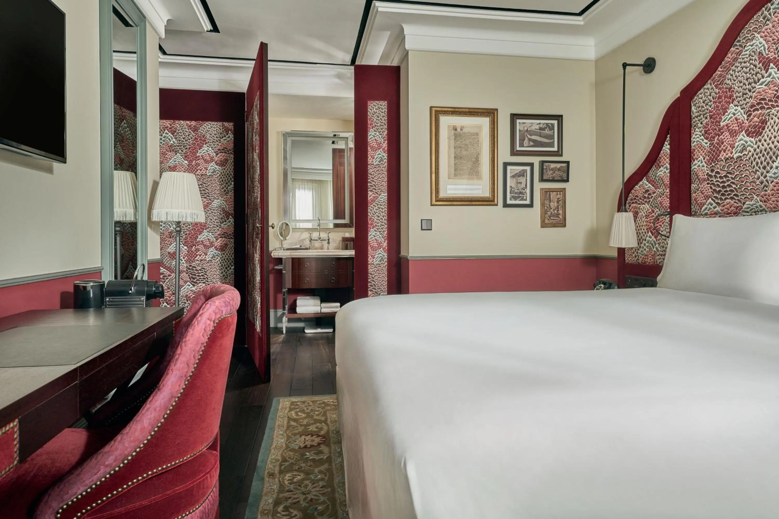 Photo of the whole room, Bed in Maxwell Reserve Singapore, Autograph Collection