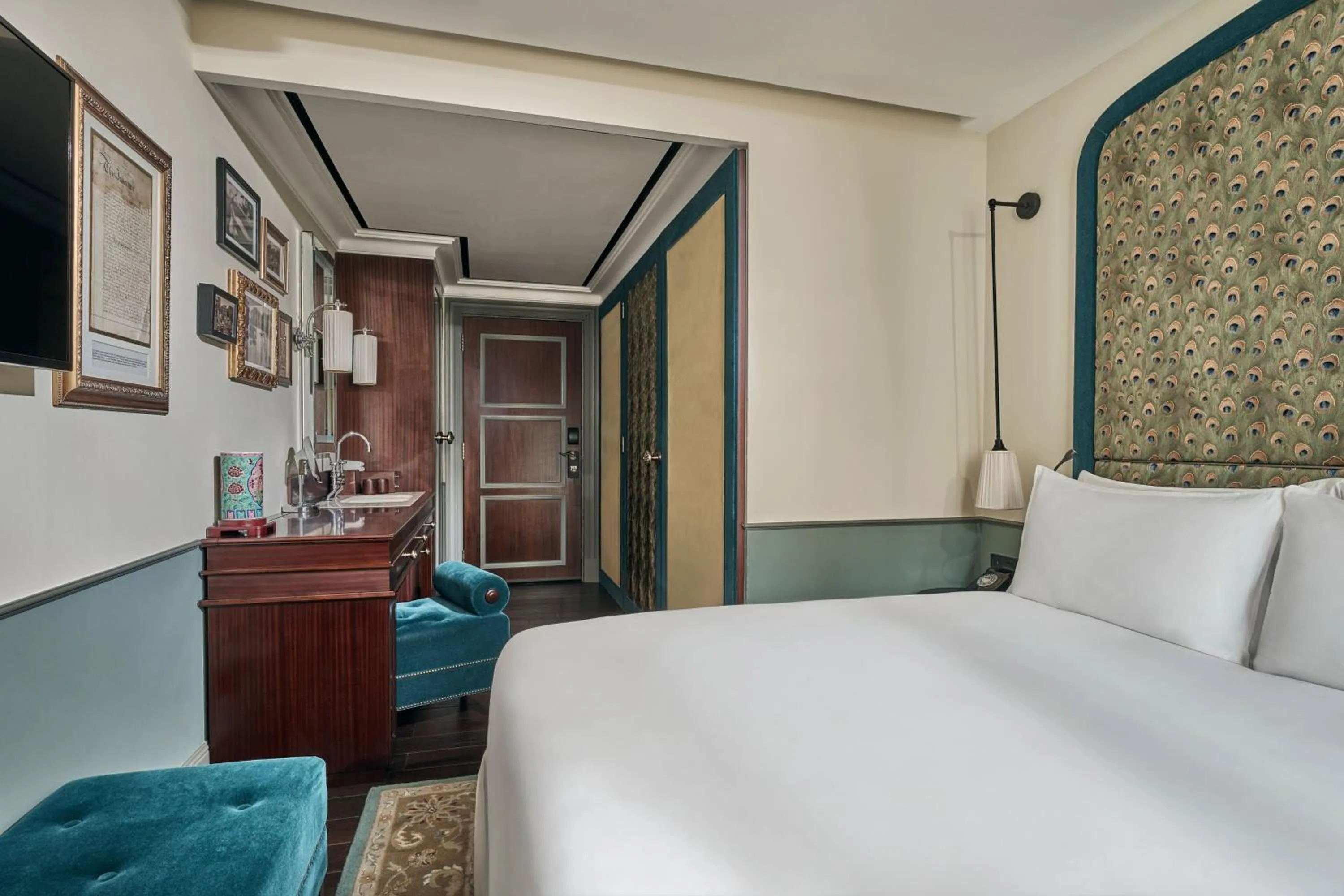 Photo of the whole room, Bed in Maxwell Reserve Singapore, Autograph Collection