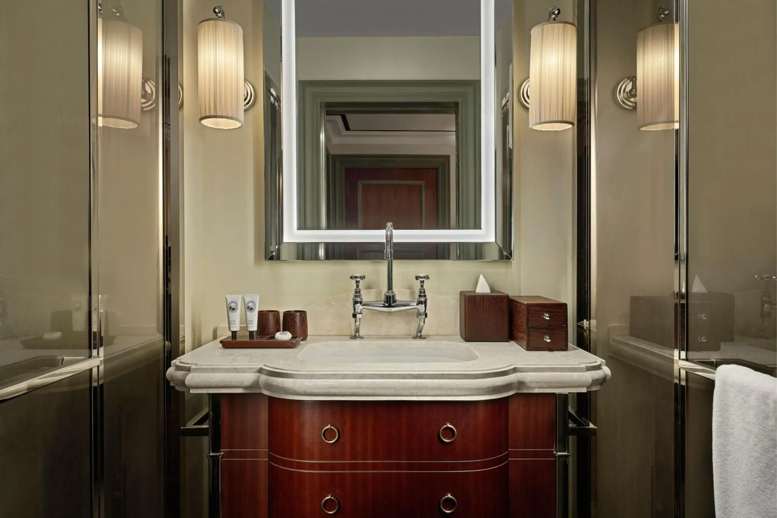 Le Colonial Deluxe Club, Club Lounge Access, Evening Cocktails, Appetizers, Guest Room, 1 King in Maxwell Reserve Singapore, Autograph Collection Le Colonial Deluxe Club, Club Lounge Access, Evening Cocktails, Appetizers, Guest Room, 1 King in Maxwell Reserve Singapore, Autograph Collection