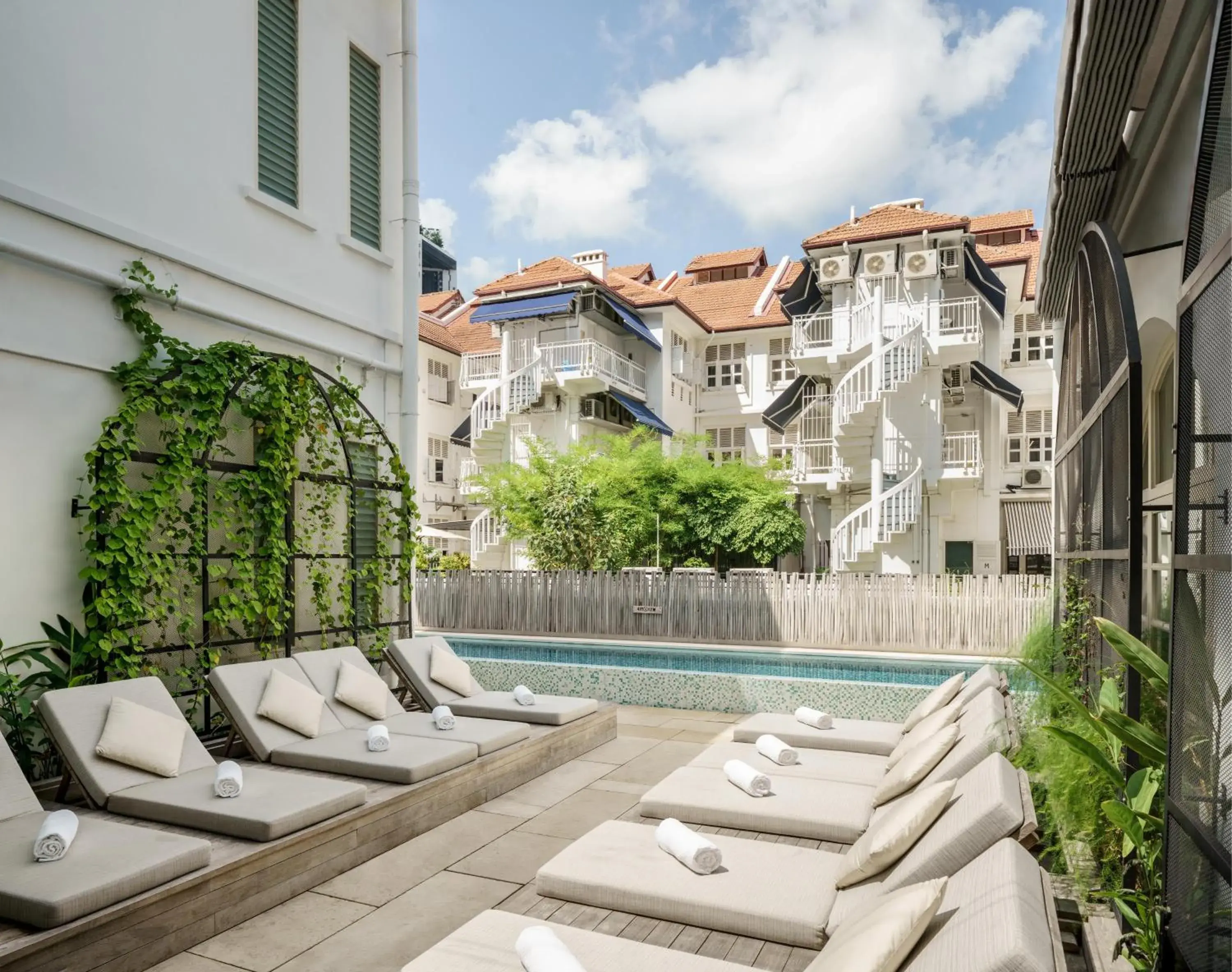 Maxwell Junior Club Suite, Club Lounge Access, Evening Cocktails, Appetizers, 1 Bedroom Junior Suite, 1 King in Maxwell Reserve Singapore, Autograph Collection Maxwell Junior Club Suite, Club Lounge Access, Evening Cocktails, Appetizers, 1 Bedroom Junior Suite, 1 King in Maxwell Reserve Singapore, Autograph Collection