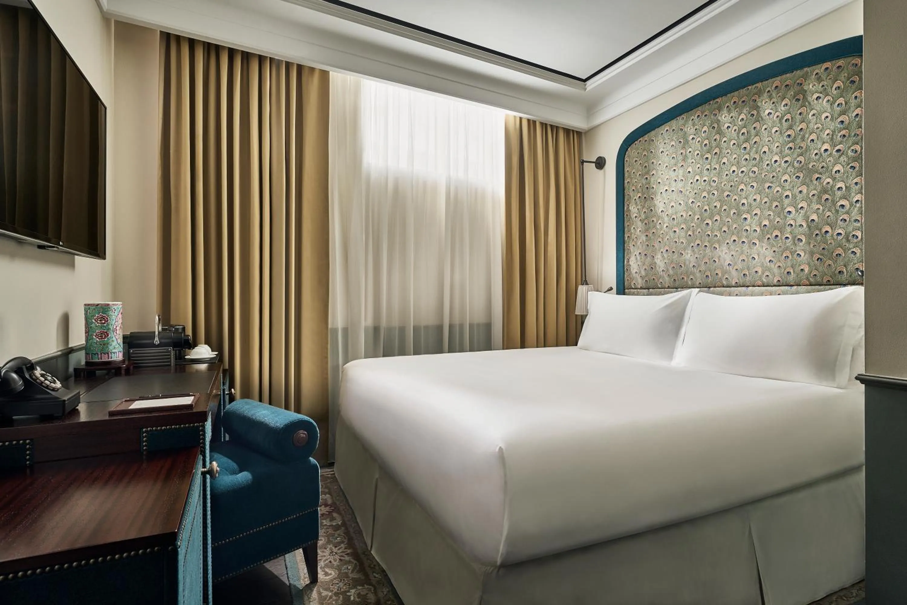 Bedroom, Bed in Maxwell Reserve Singapore, Autograph Collection