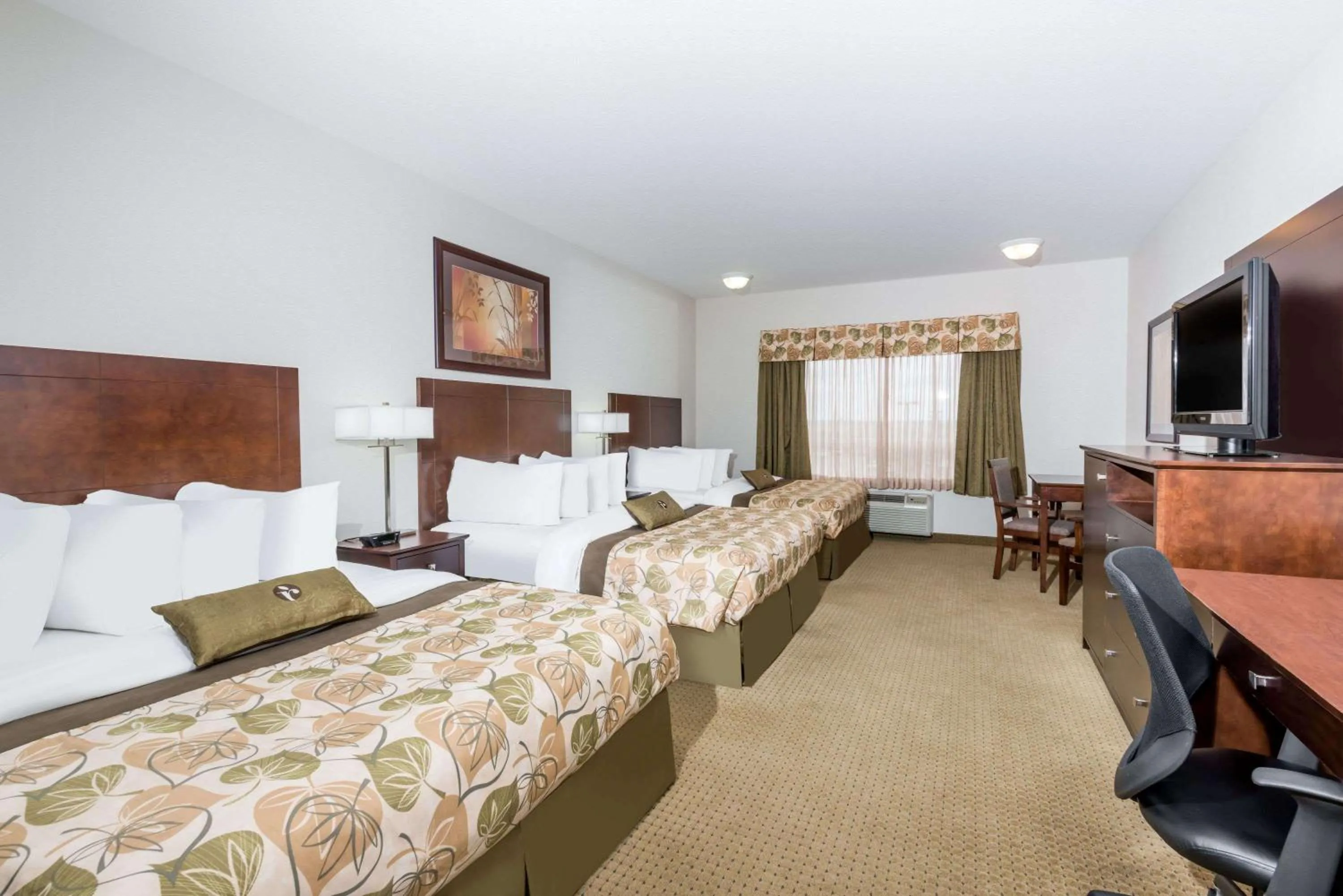 Photo of the whole room, Bed in Ramada by Wyndham Olds