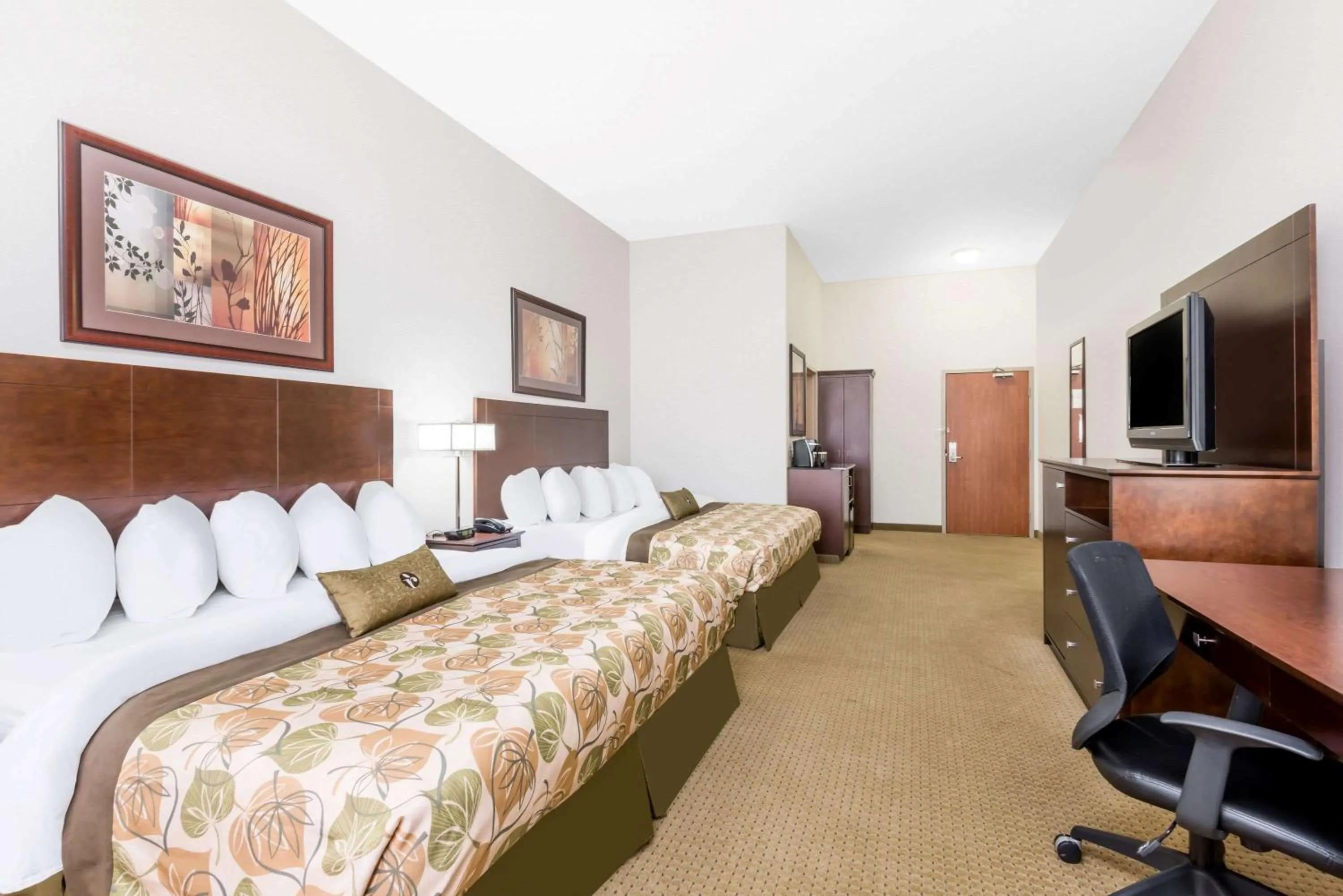 Photo of the whole room, Bed in Ramada by Wyndham Olds