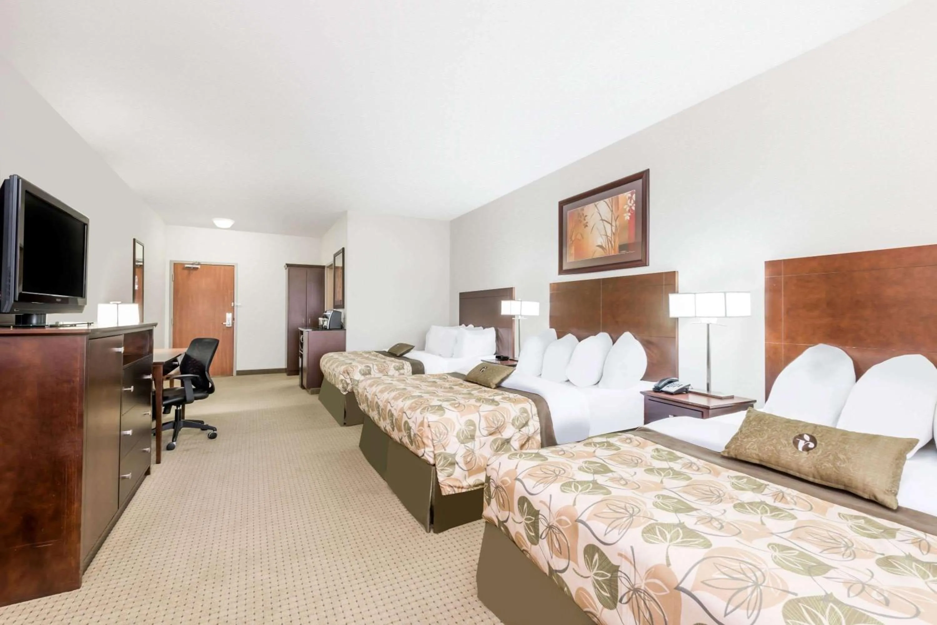 Photo of the whole room, Bed in Ramada by Wyndham Olds
