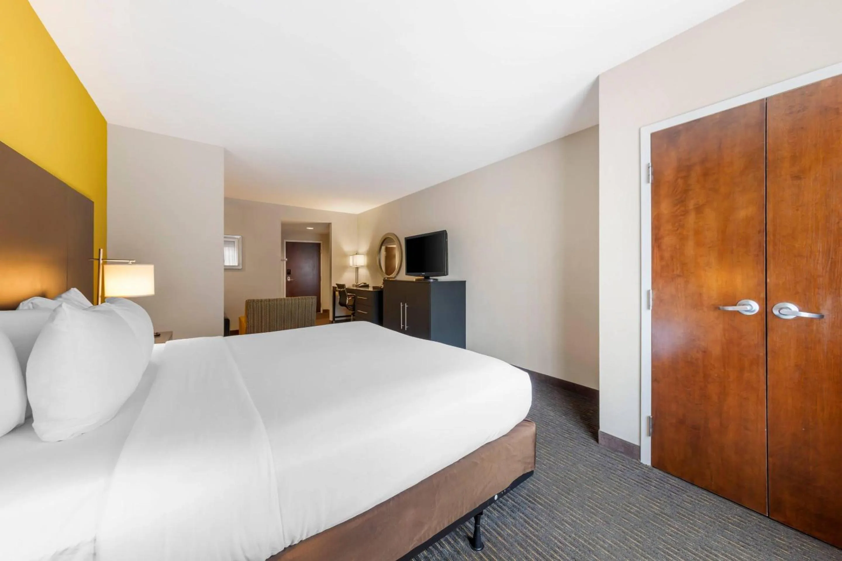 Bedroom, Bed in Comfort Suites Miami Airport North