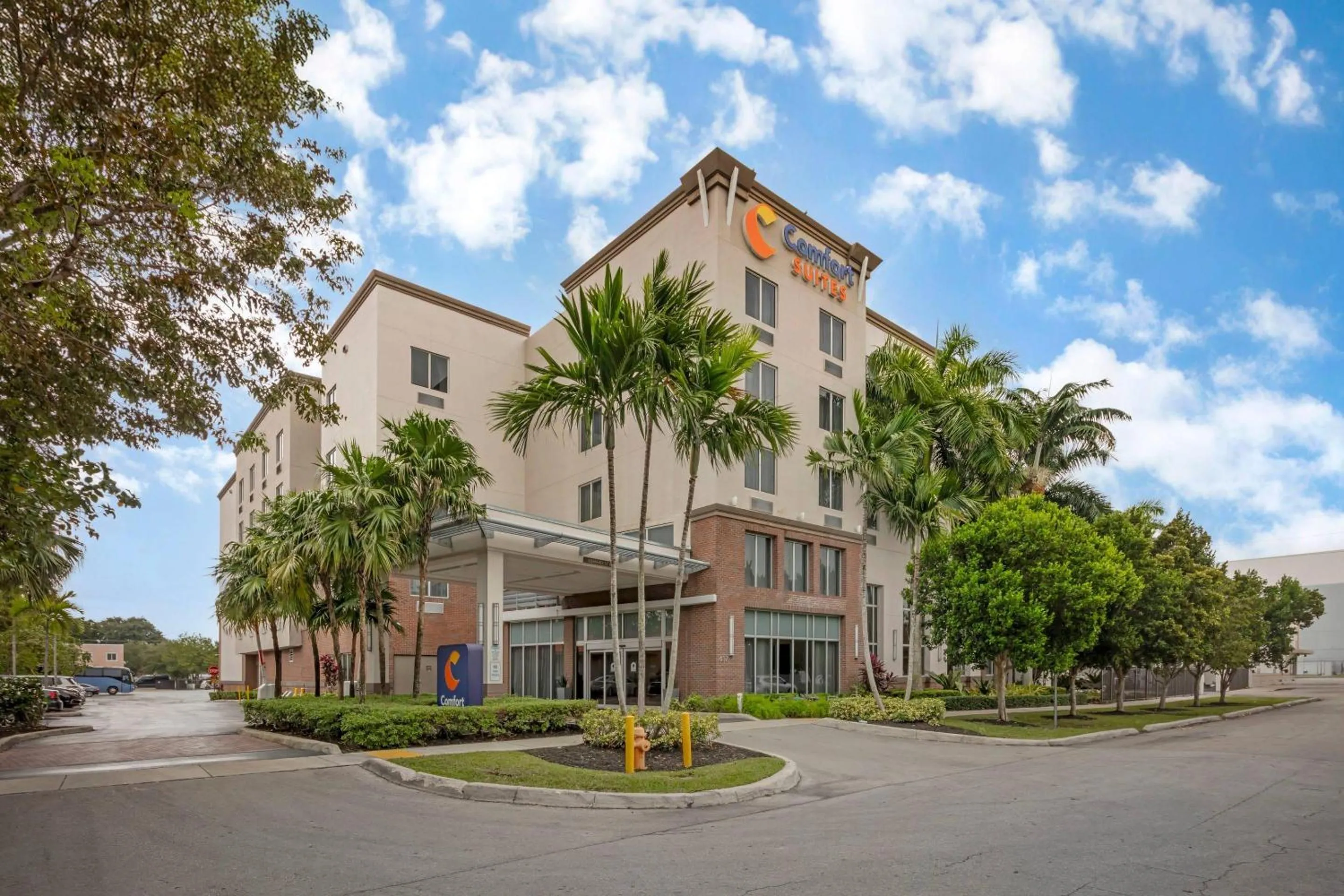 Property building in Comfort Suites Miami Airport North