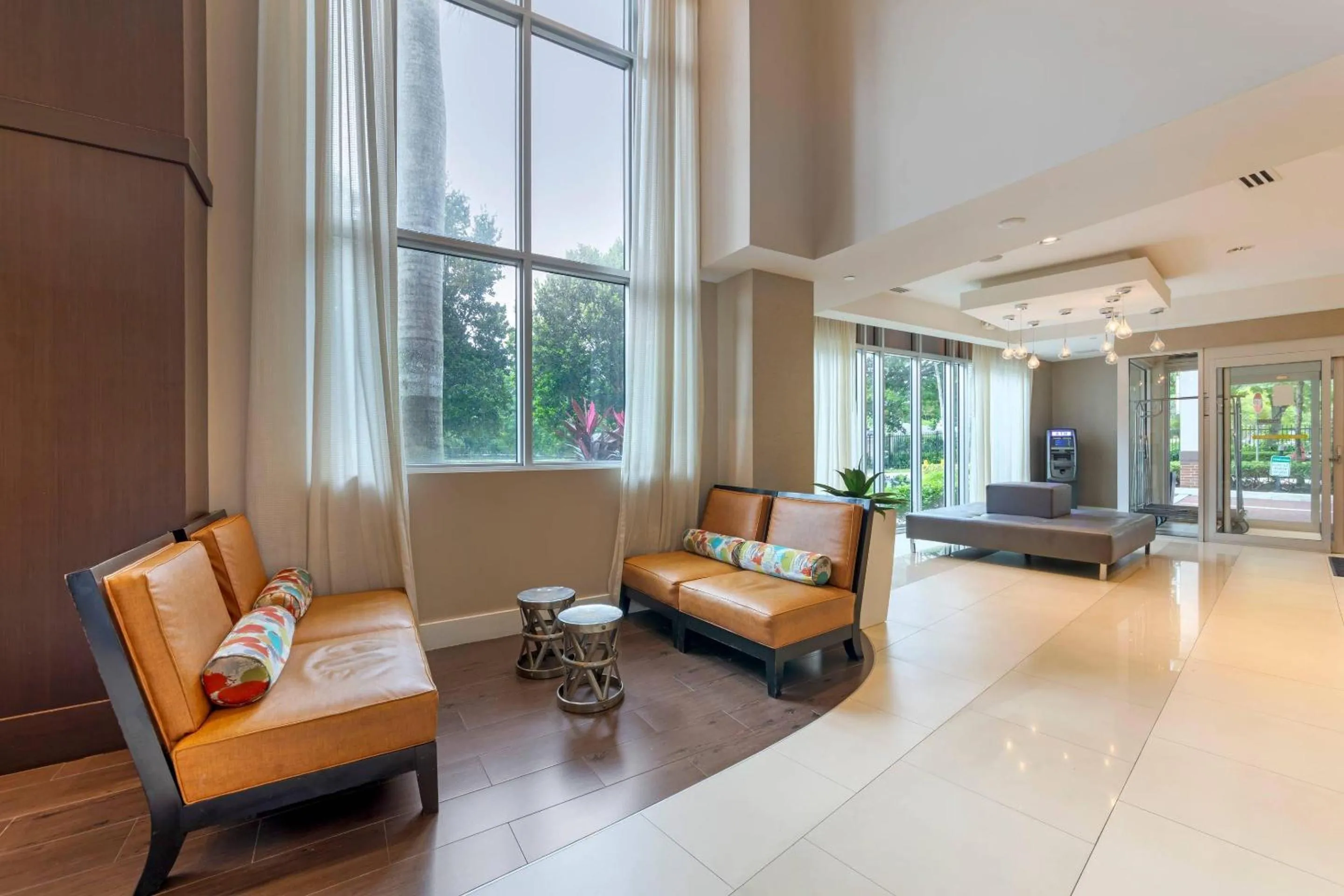 Lobby or reception in Comfort Suites Miami Airport North