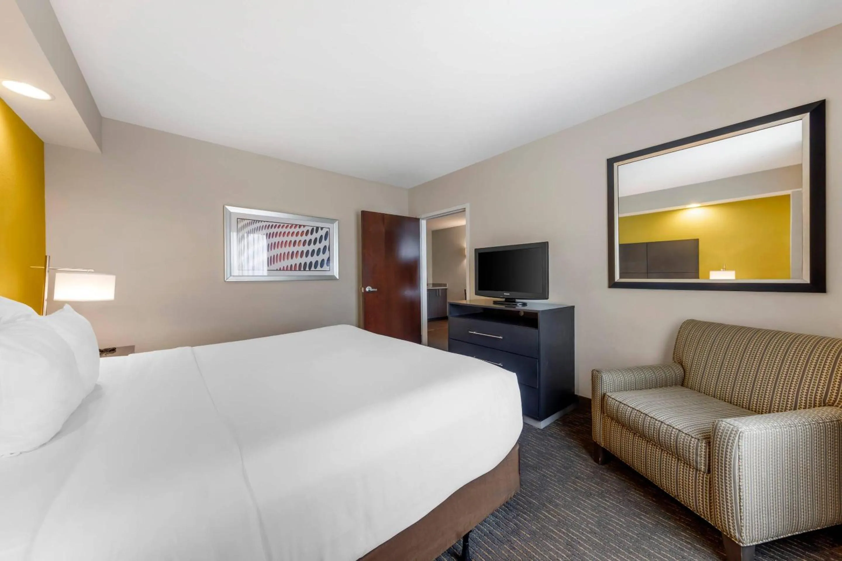 Bedroom, Bed in Comfort Suites Miami Airport North