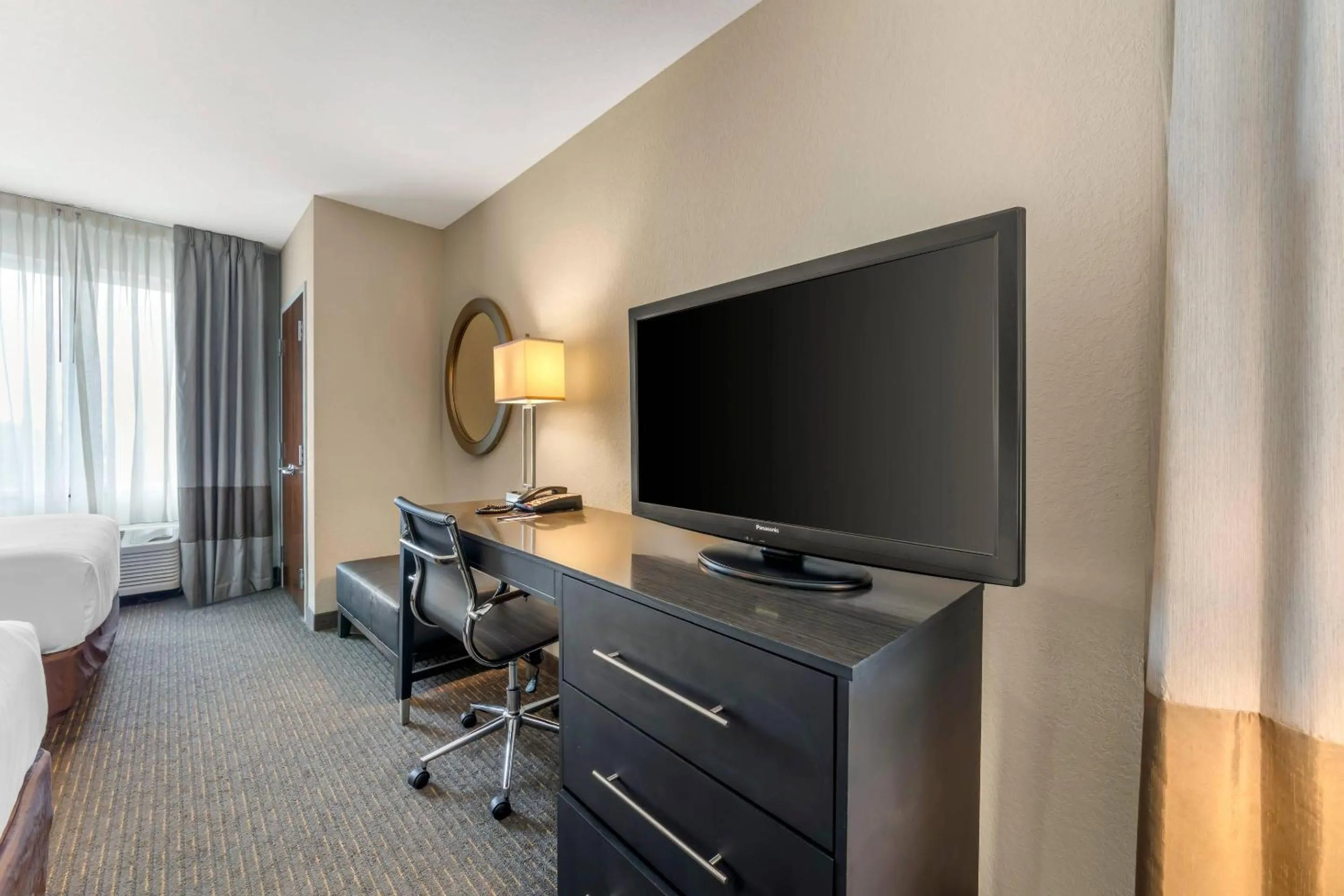 Bedroom in Comfort Suites Miami Airport North
