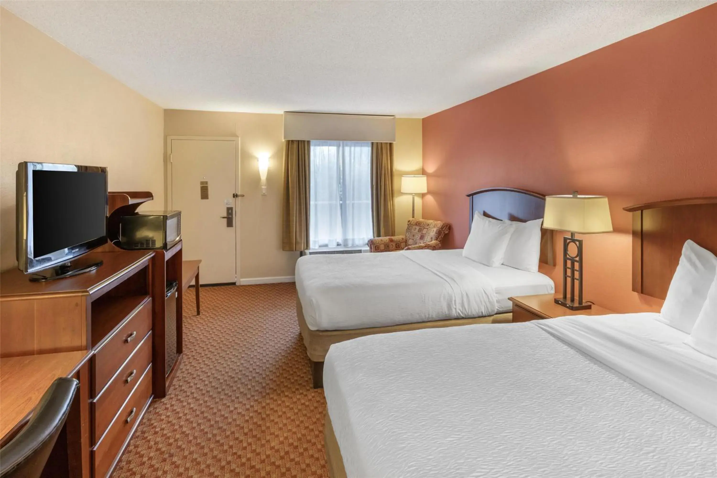 Double Room with Two Double Beds with Exterior Entrance - Smoking in Best Western Hickory Double Room with Two Double Beds with Exterior Entrance - Smoking in Best Western Hickory