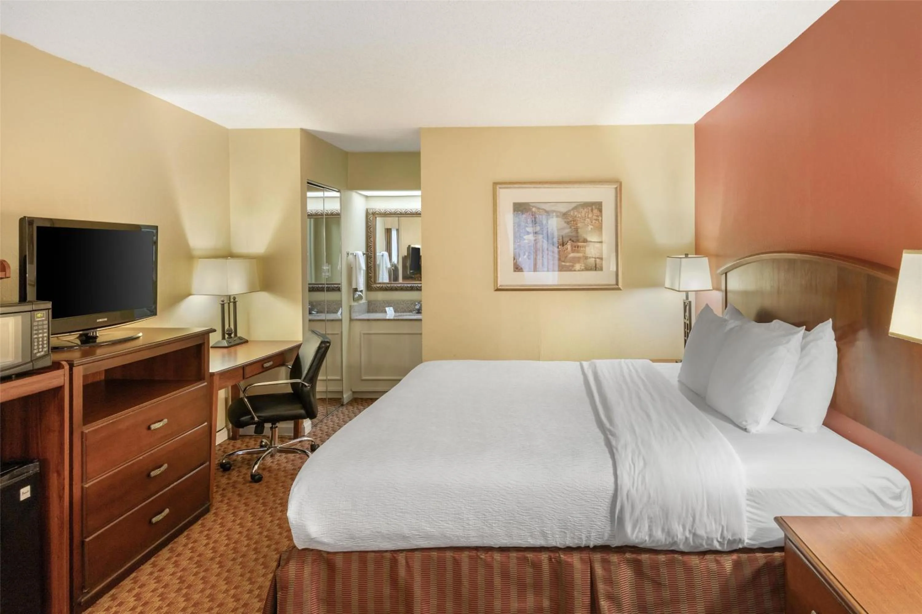 Bedroom, Bed in Best Western Hickory