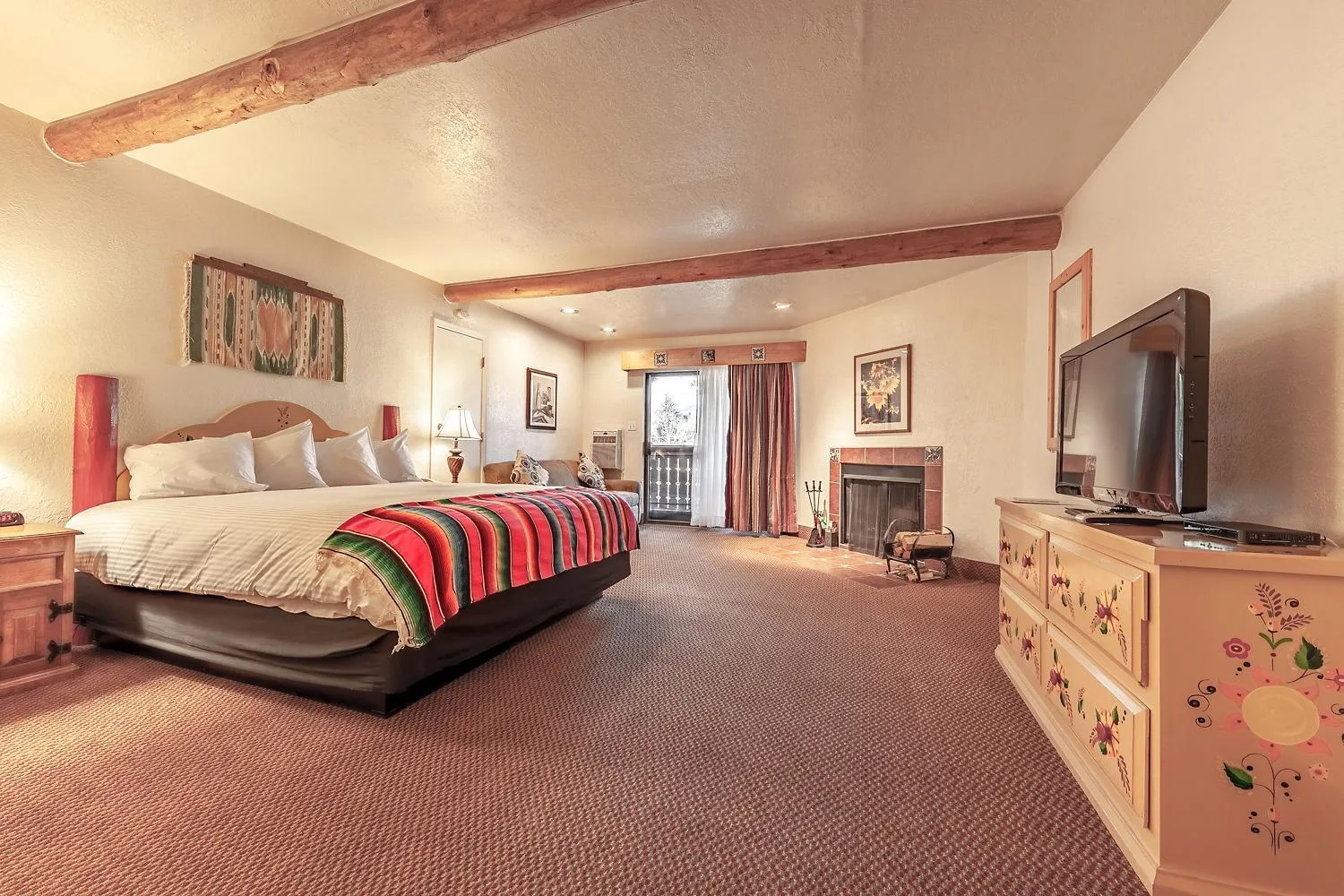 Bed in El Pueblo Lodge