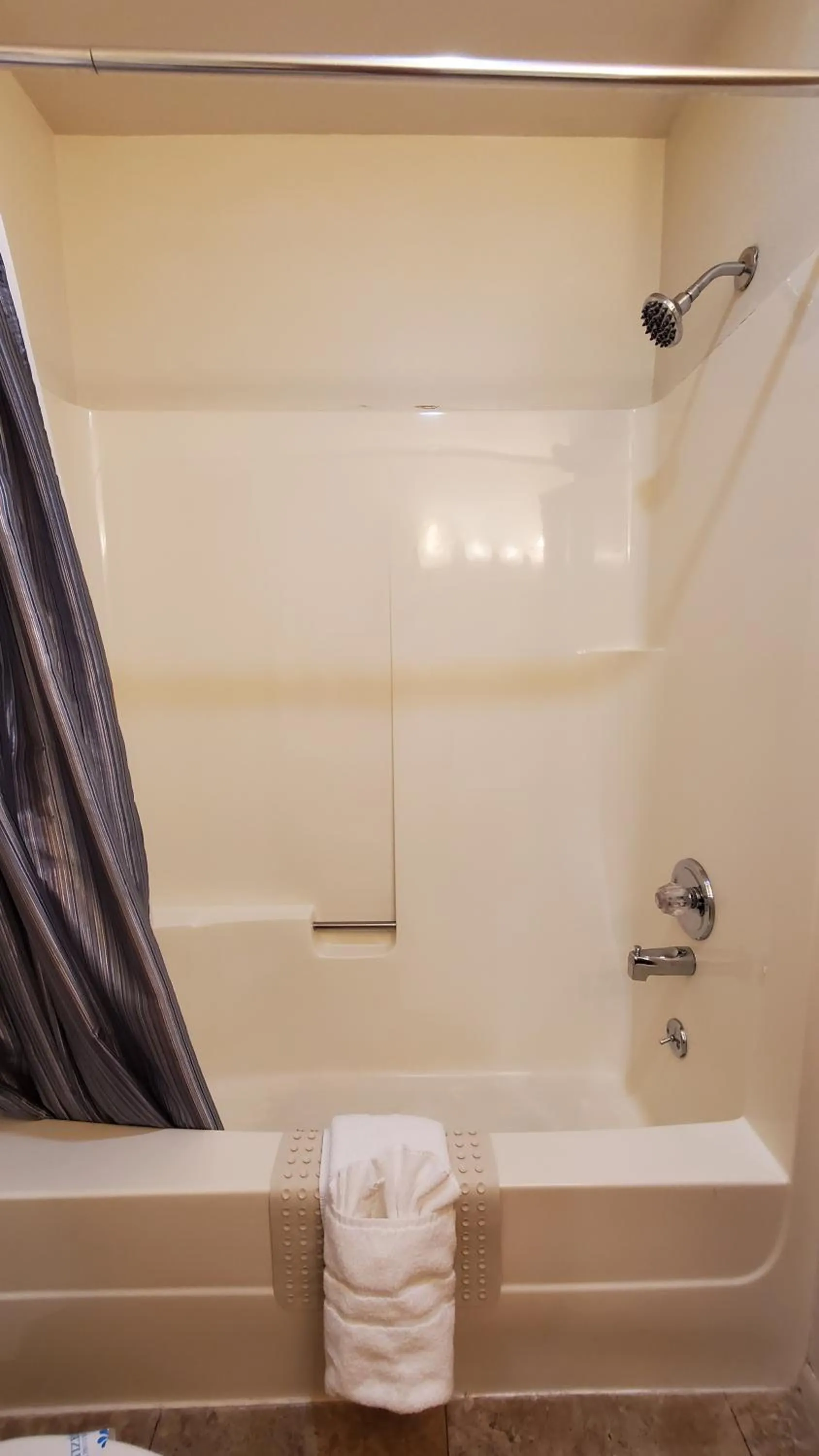 Shower in Apple Inn Motel