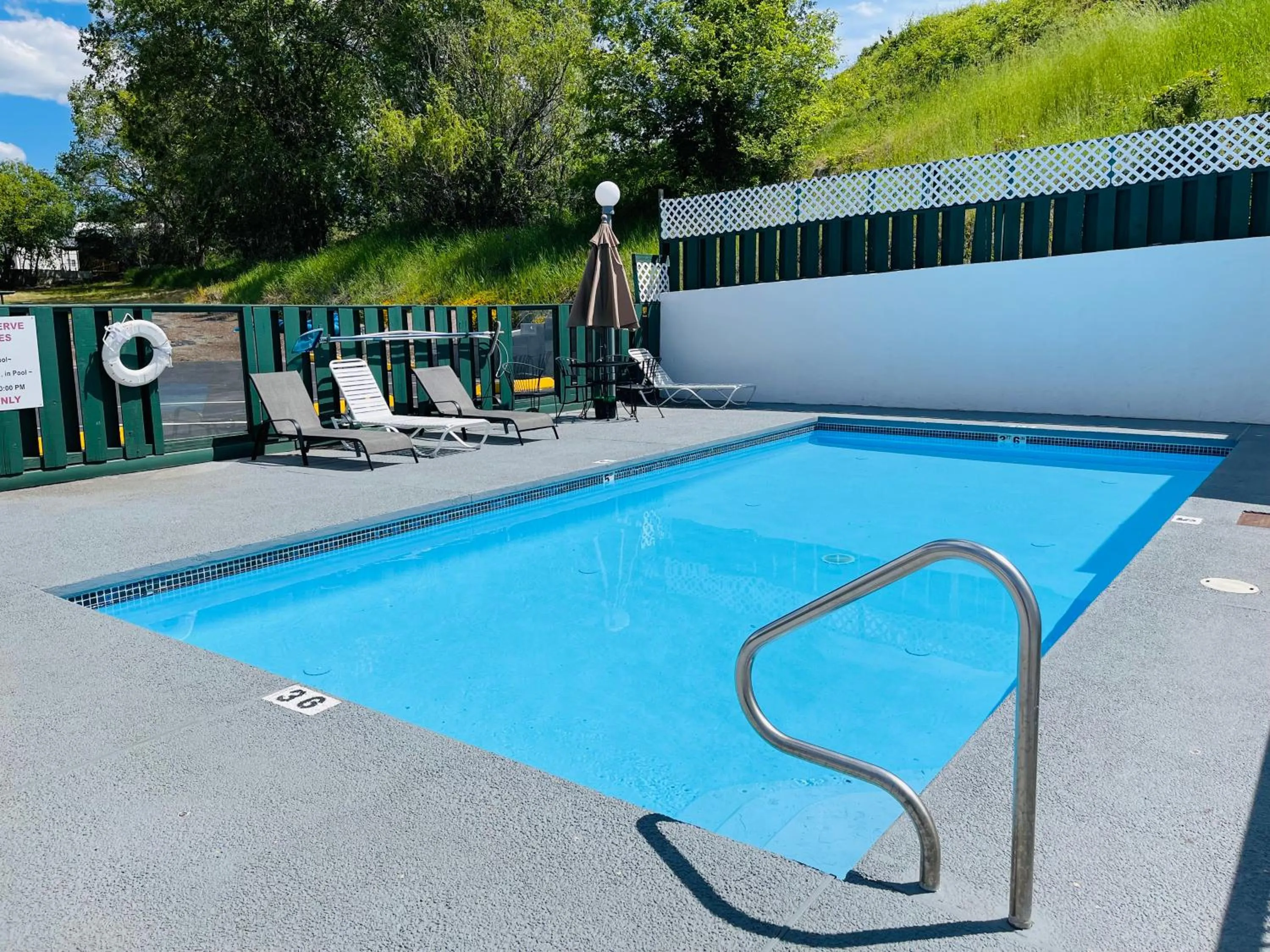 Swimming pool in Apple Inn Motel