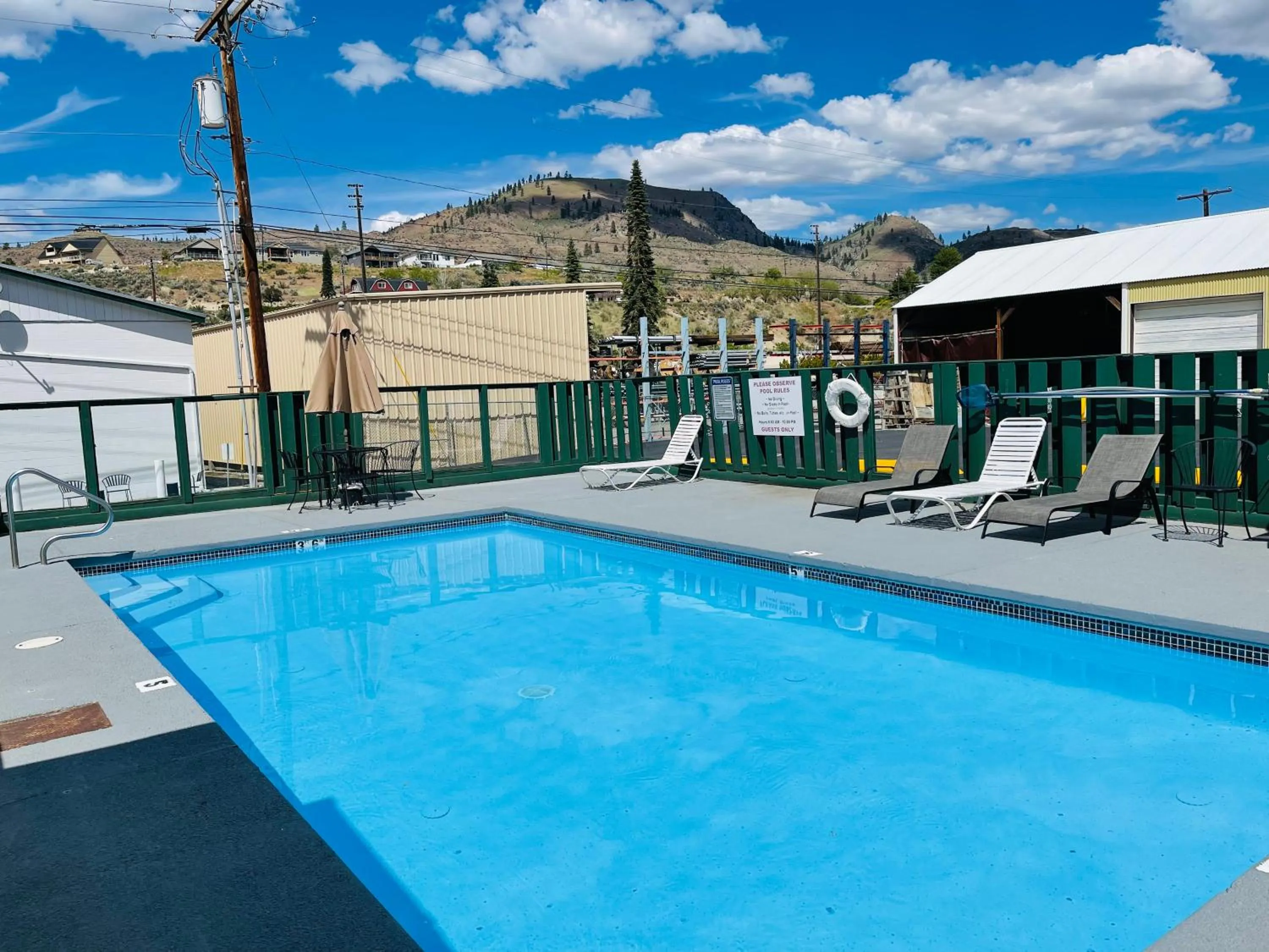 Swimming pool in Apple Inn Motel