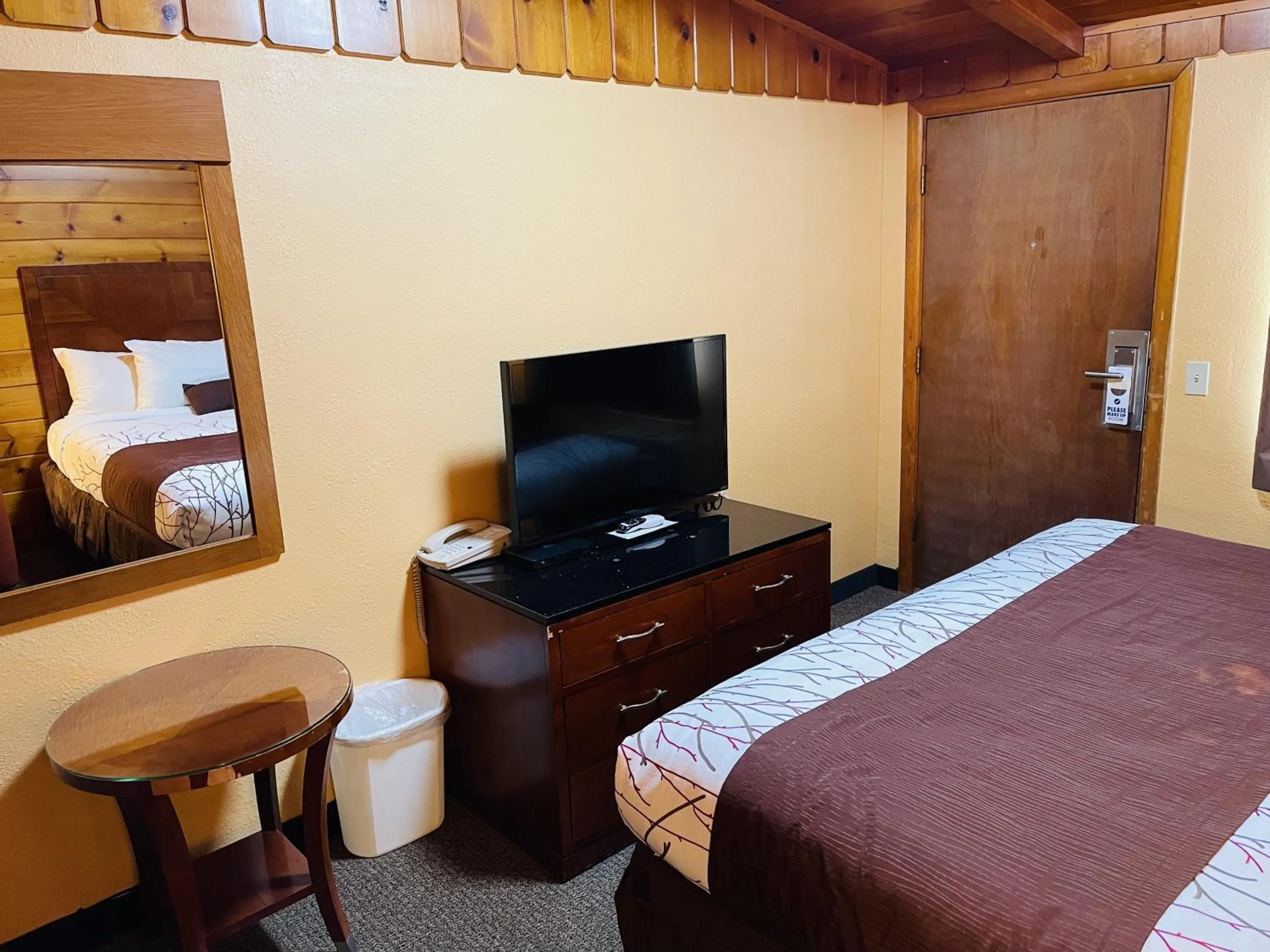 TV and multimedia, Bed in Apple Inn Motel