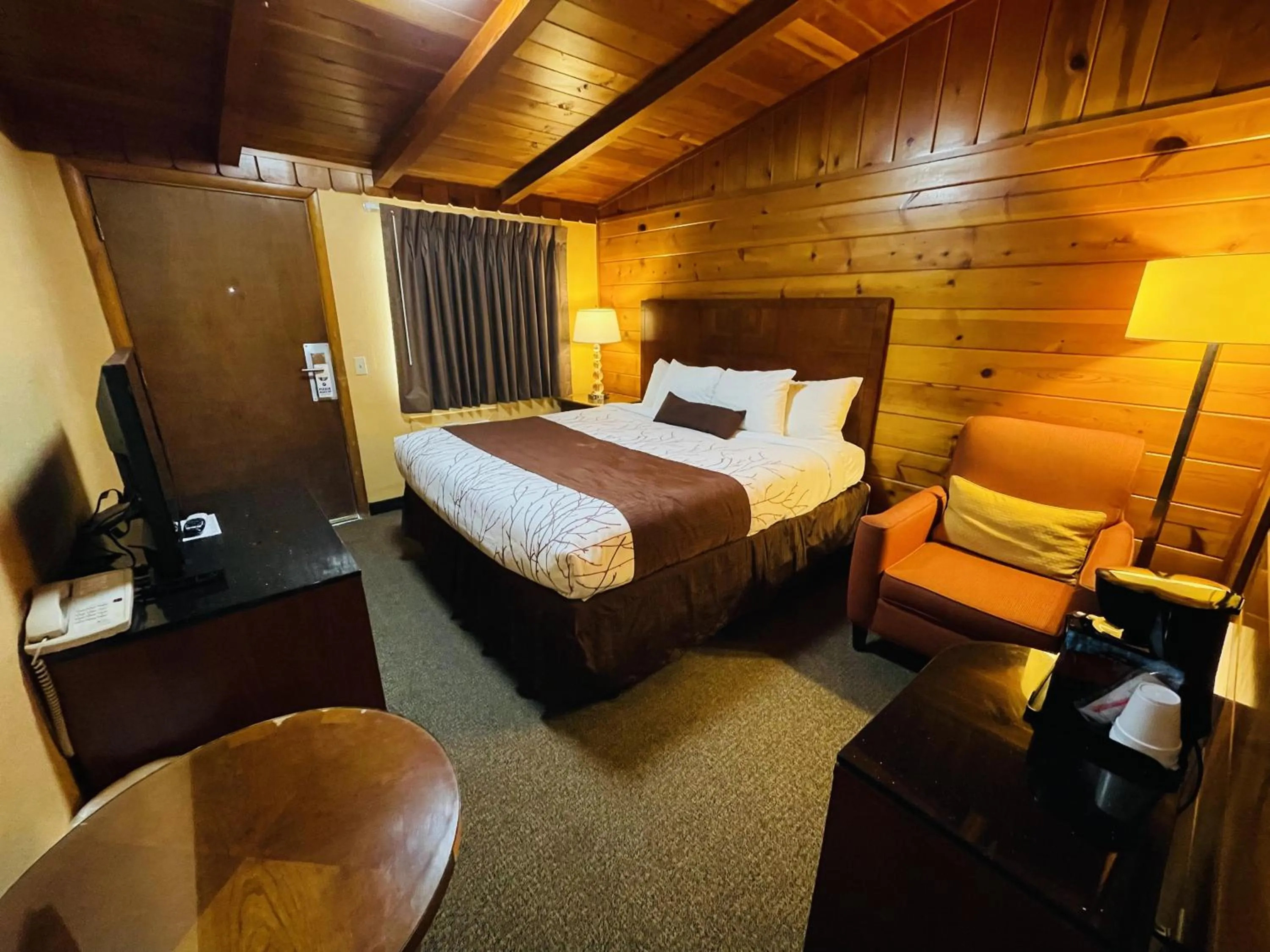 Bedroom, Bed in Apple Inn Motel