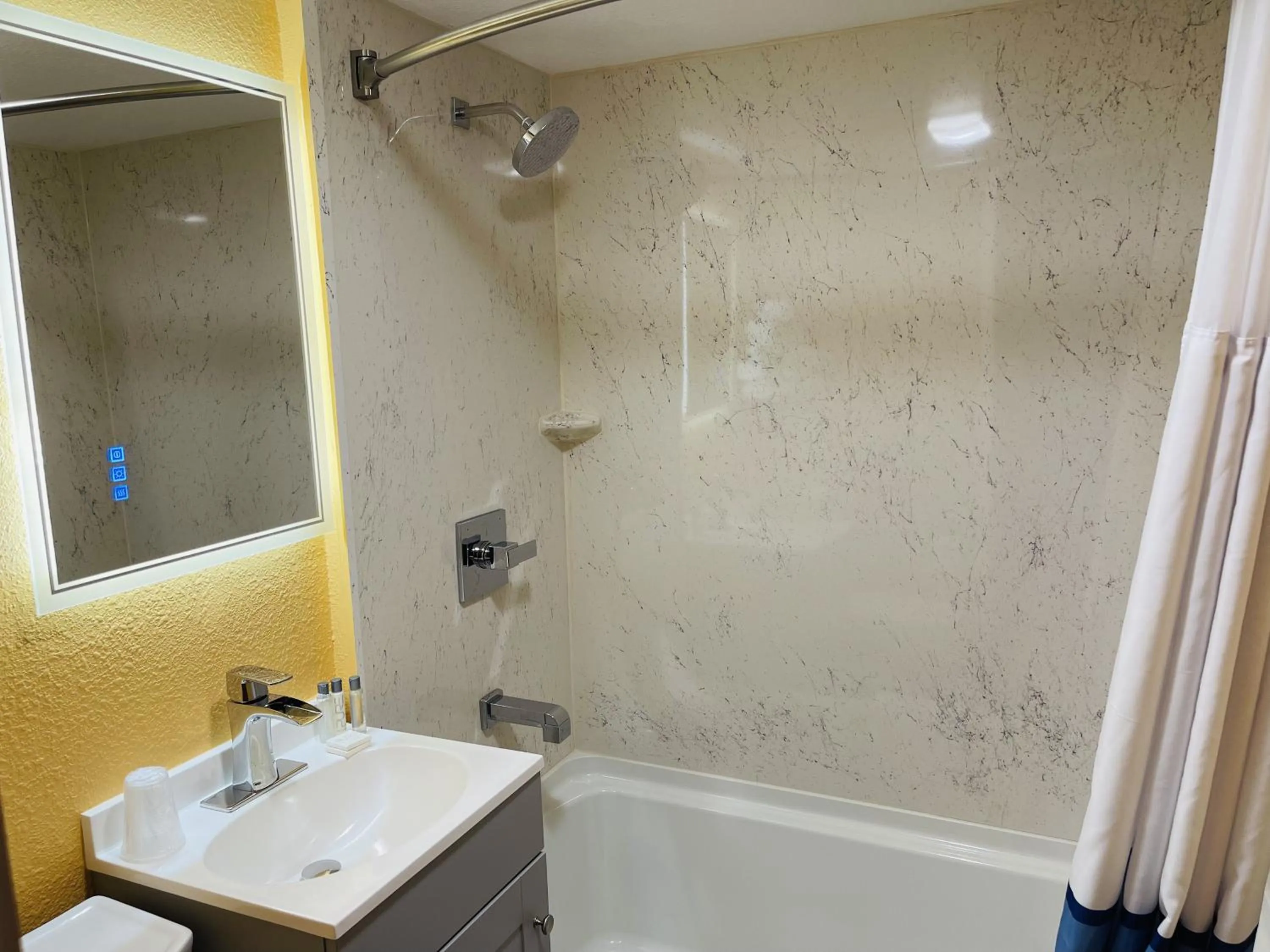 Bath in Apple Inn Motel