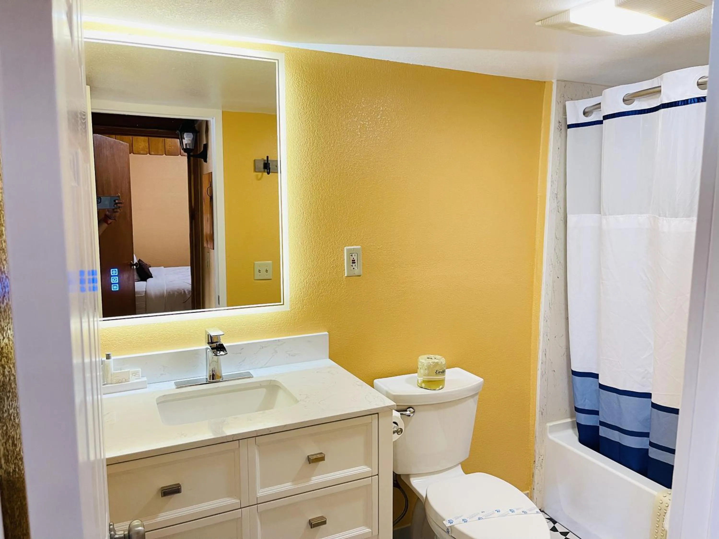 Bathroom in Apple Inn Motel