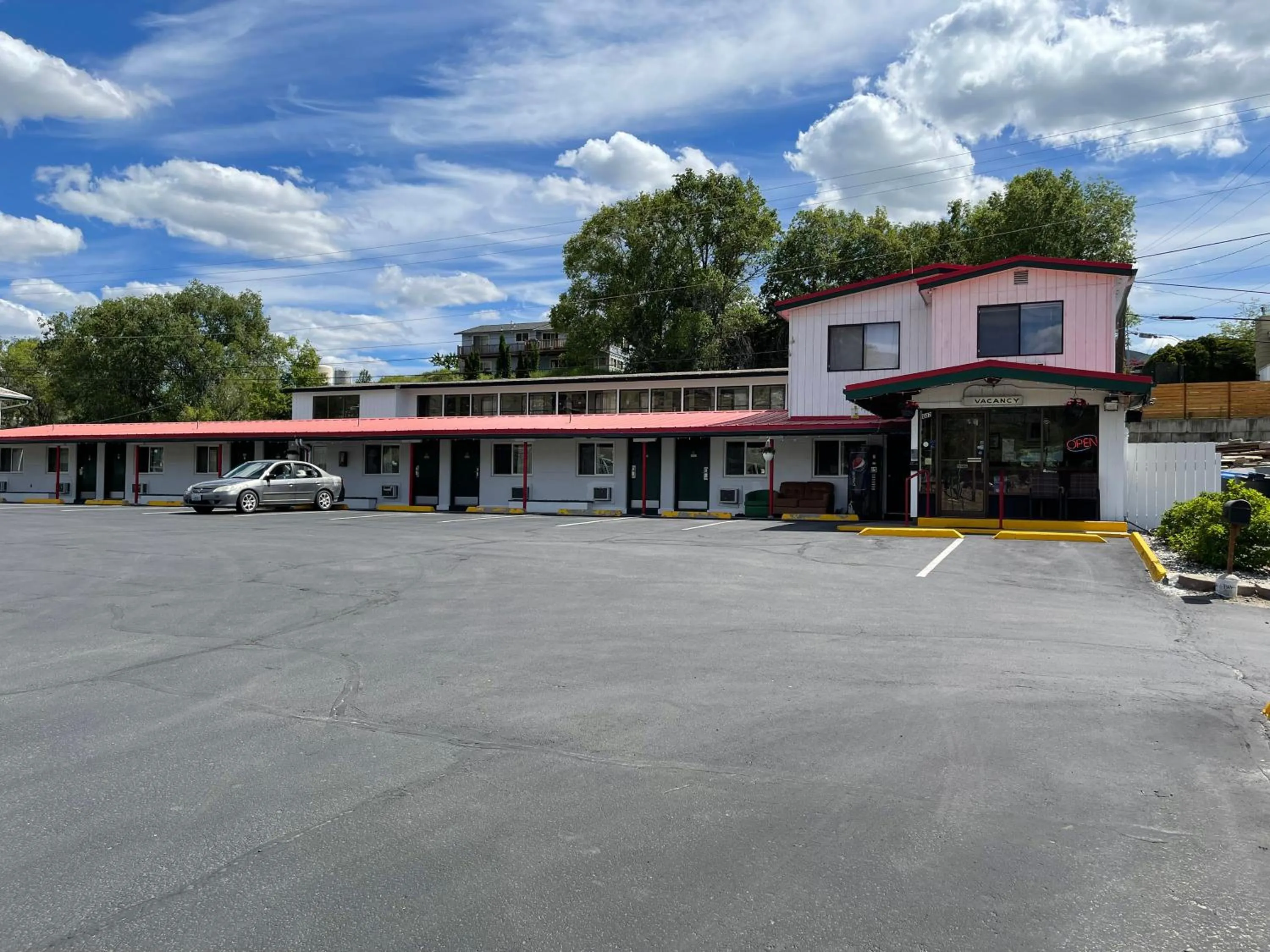Property building in Apple Inn Motel