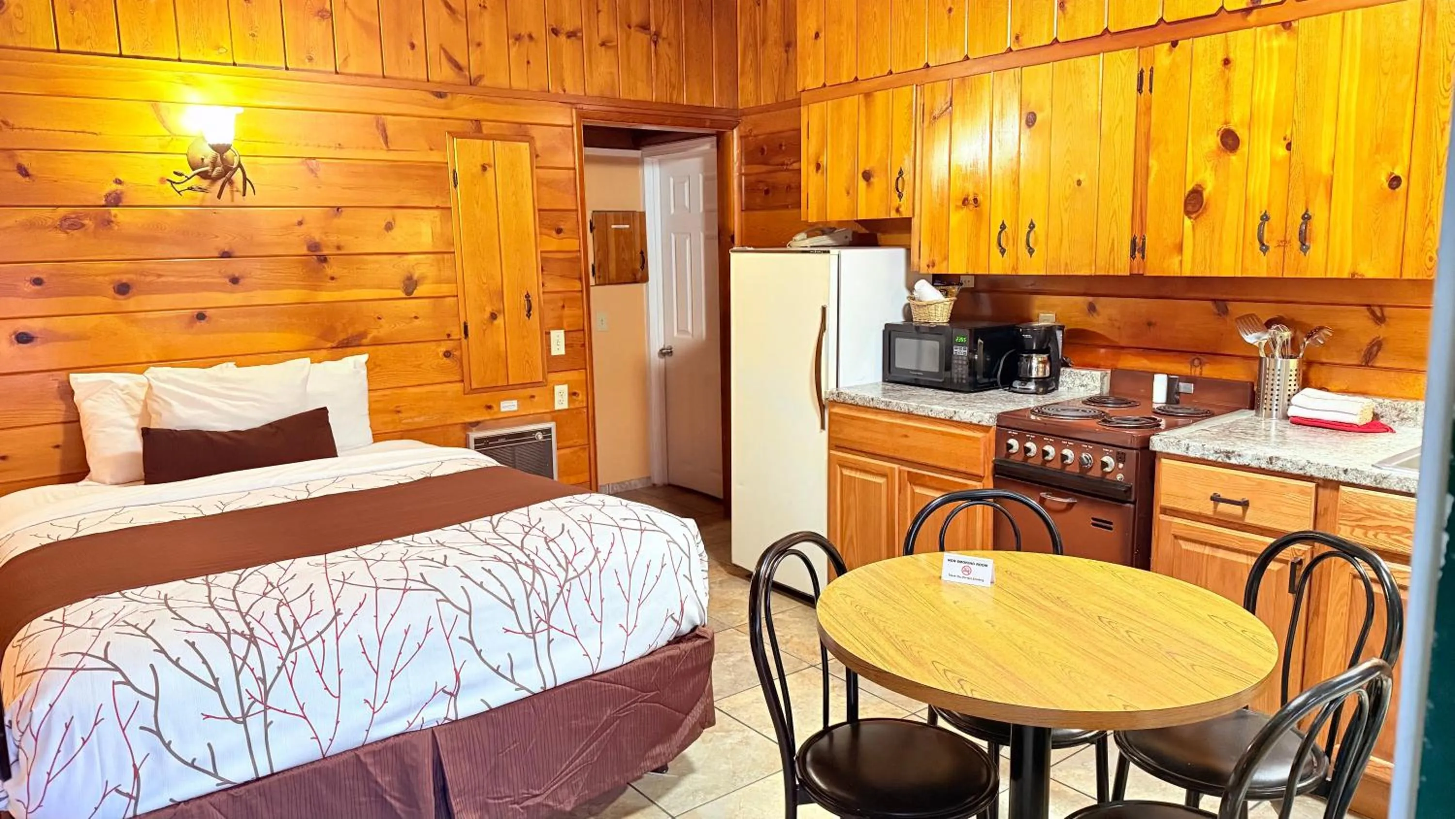 Bed in Apple Inn Motel