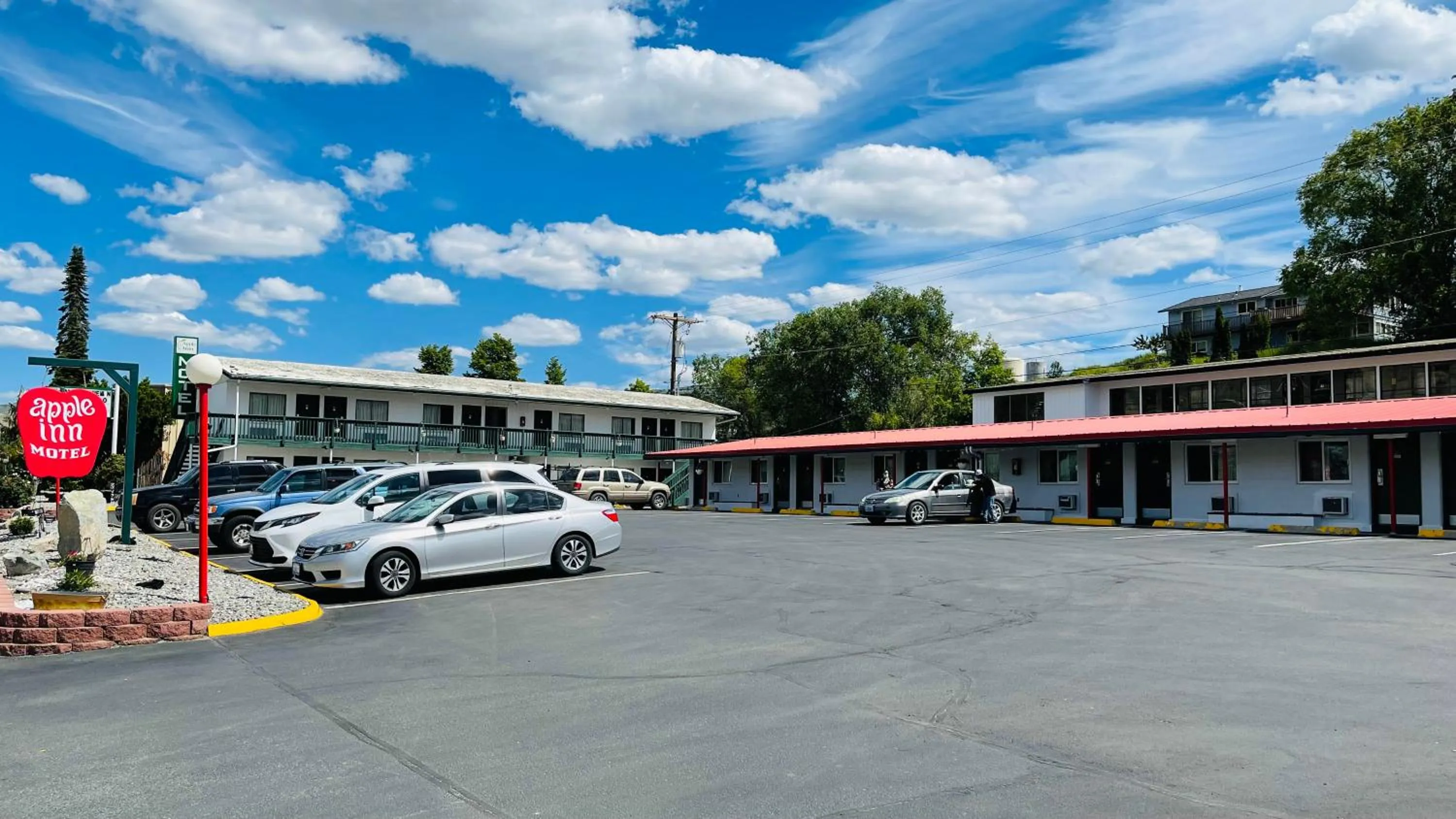 Property building in Apple Inn Motel