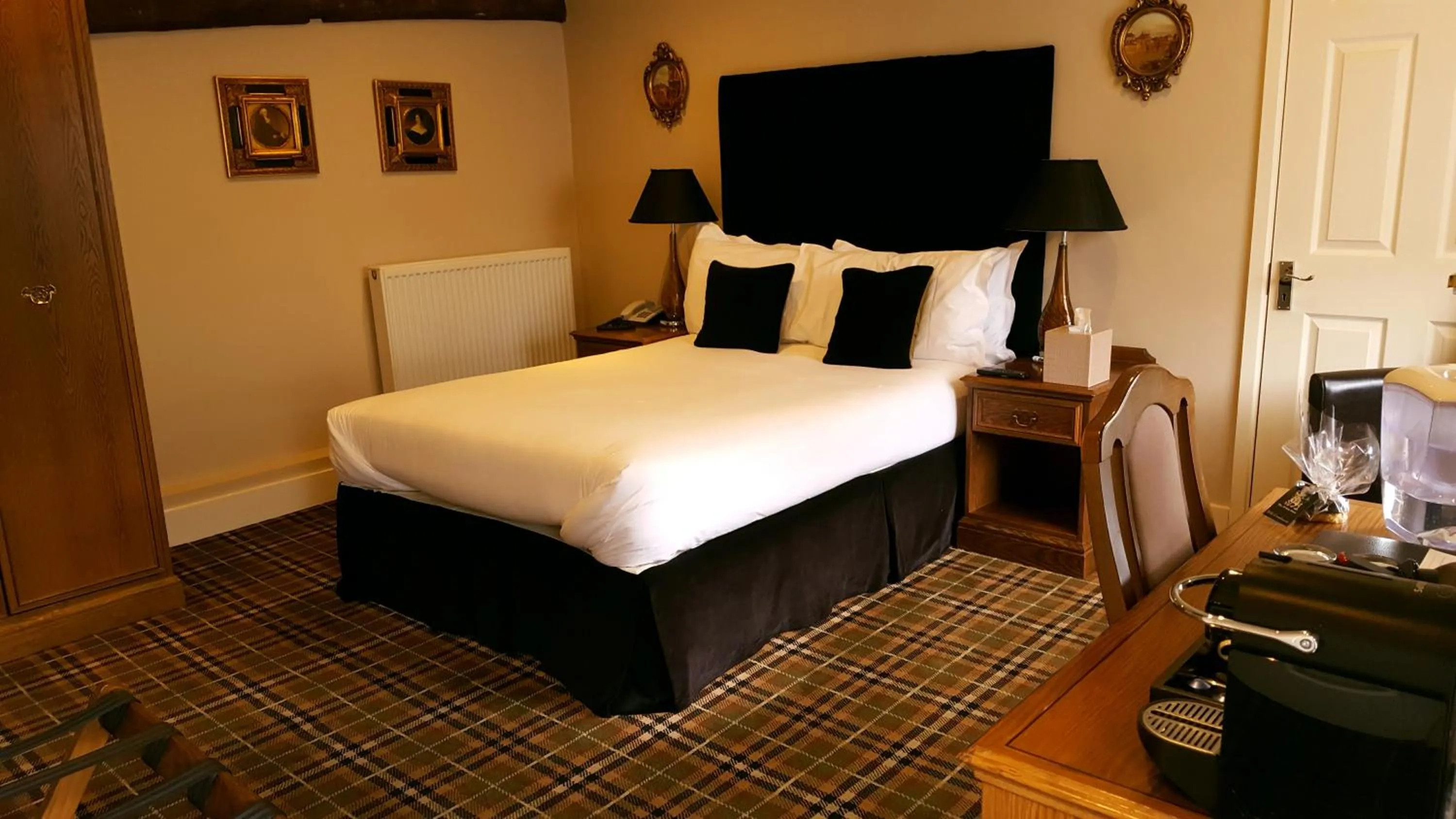 Bedroom, Bed in The White Hart