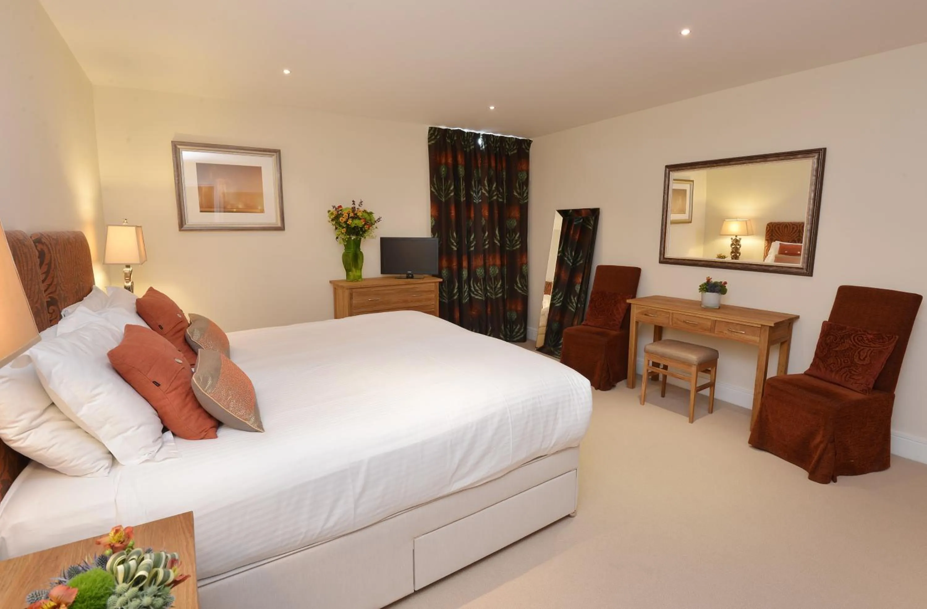 Bedroom, Bed in Highland Apartments by Mansley