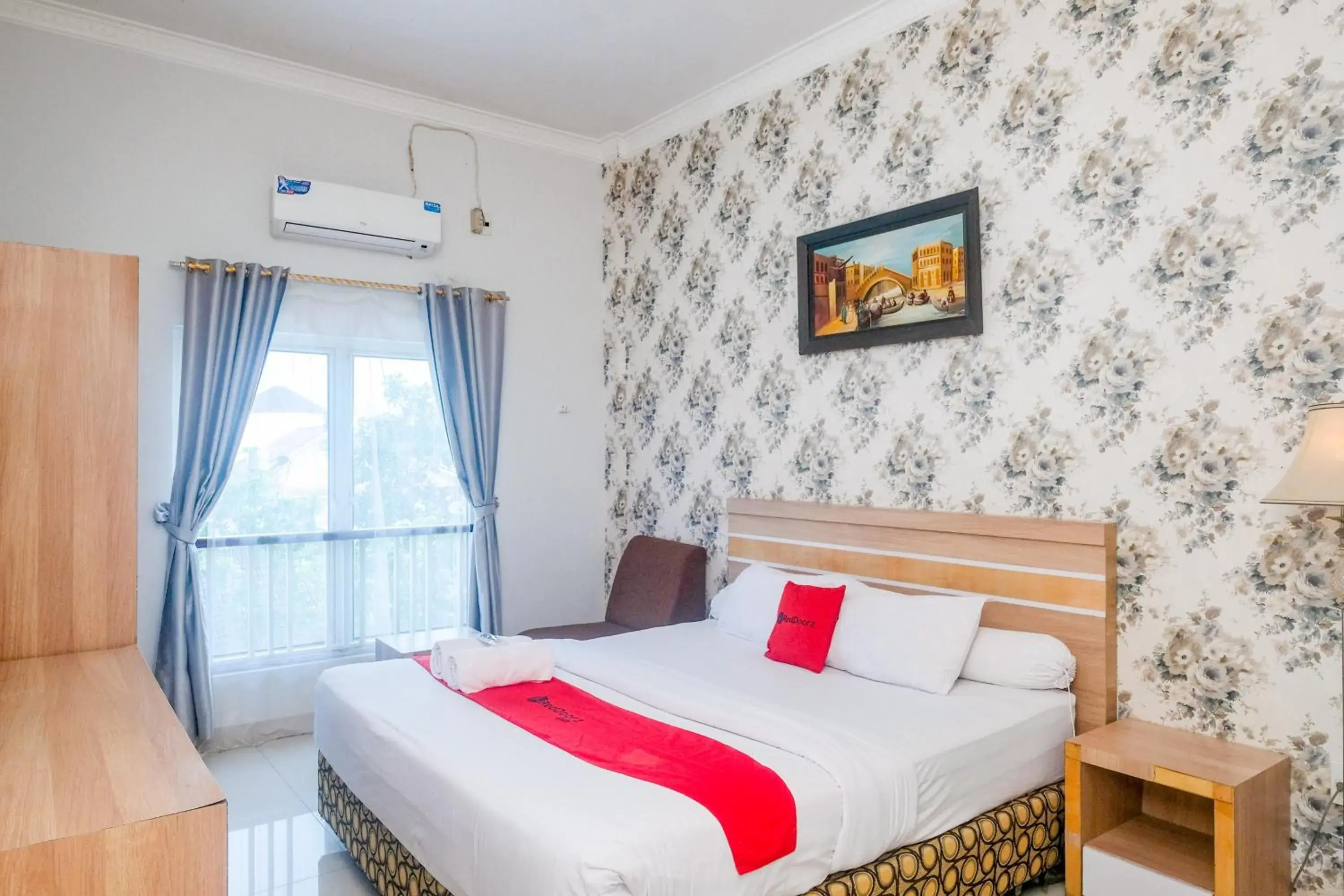 Deluxe Room in RedDoorz near Hermes Place Polonia Medan Deluxe Room in RedDoorz near Hermes Place Polonia Medan
