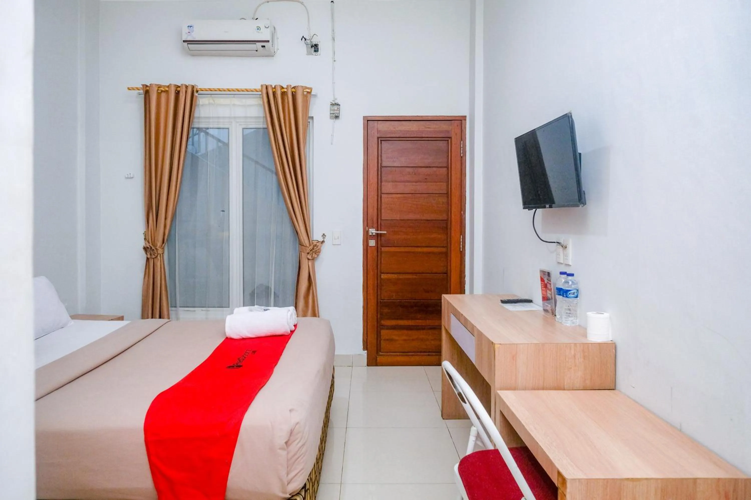 Bed in RedDoorz near Hermes Place Polonia Medan