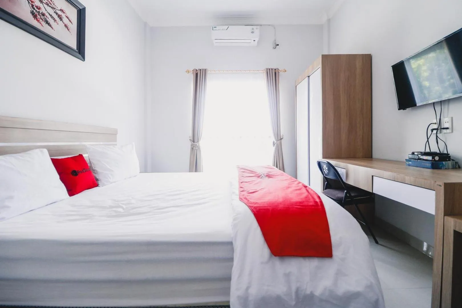 Bedroom, Bed in RedDoorz near Hermes Place Polonia Medan