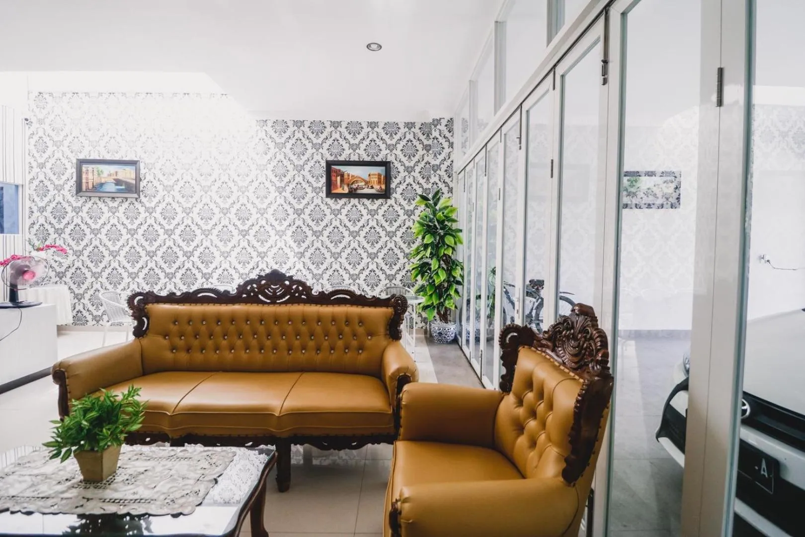 Seating area in RedDoorz near Hermes Place Polonia Medan