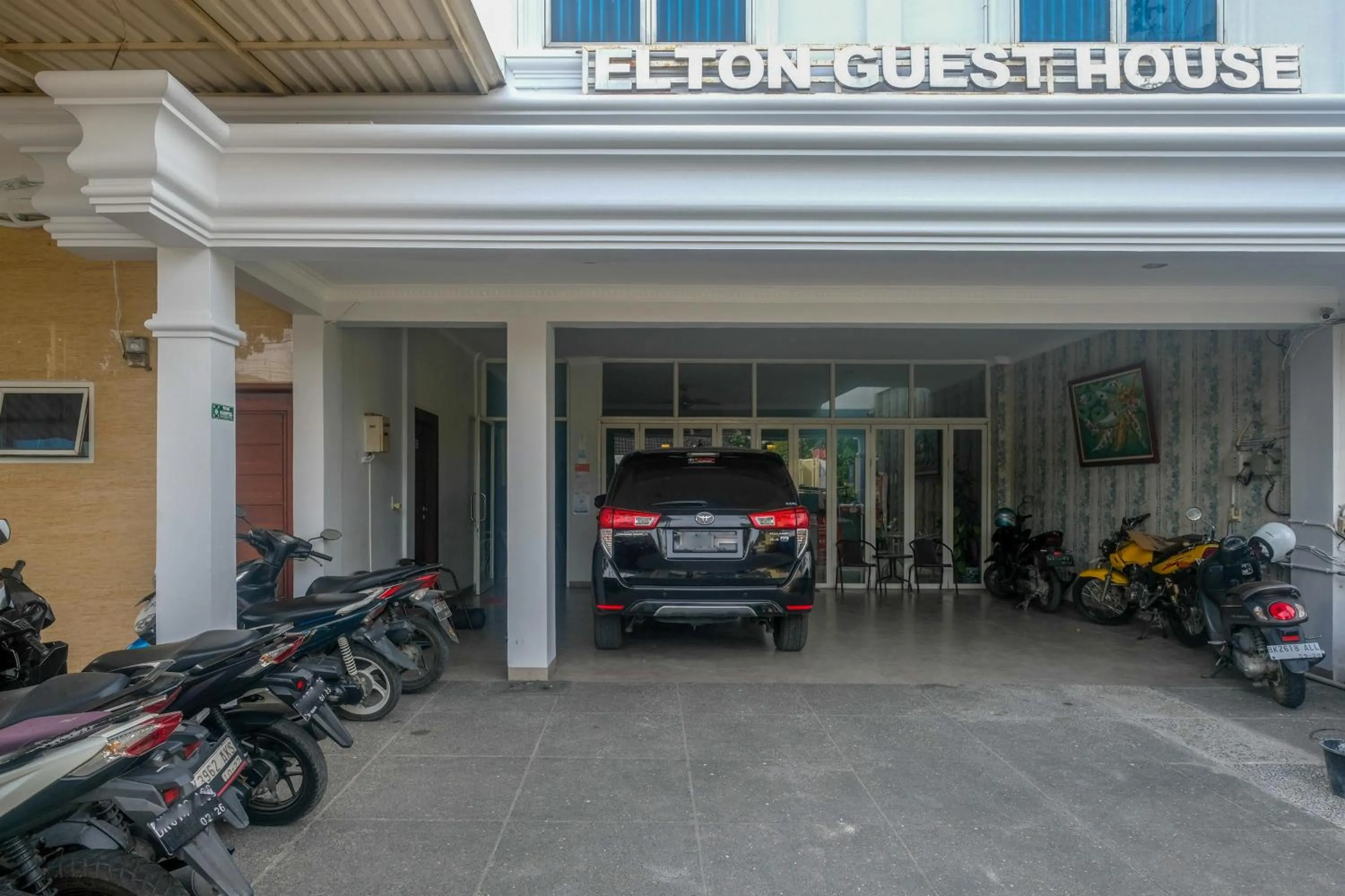 RedDoorz near Hermes Place Polonia Medan